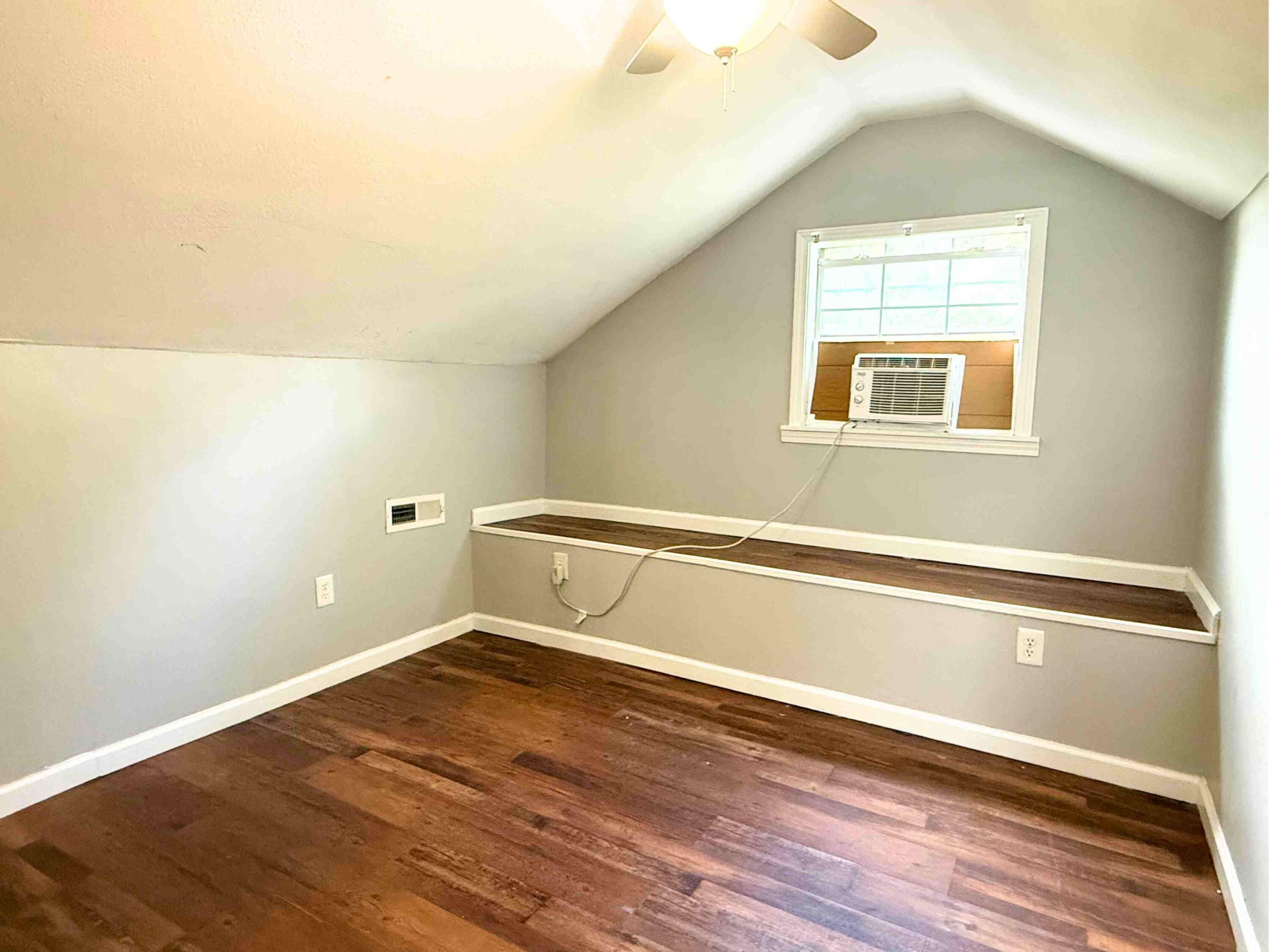 302 W 7th Street Property Photo 29
