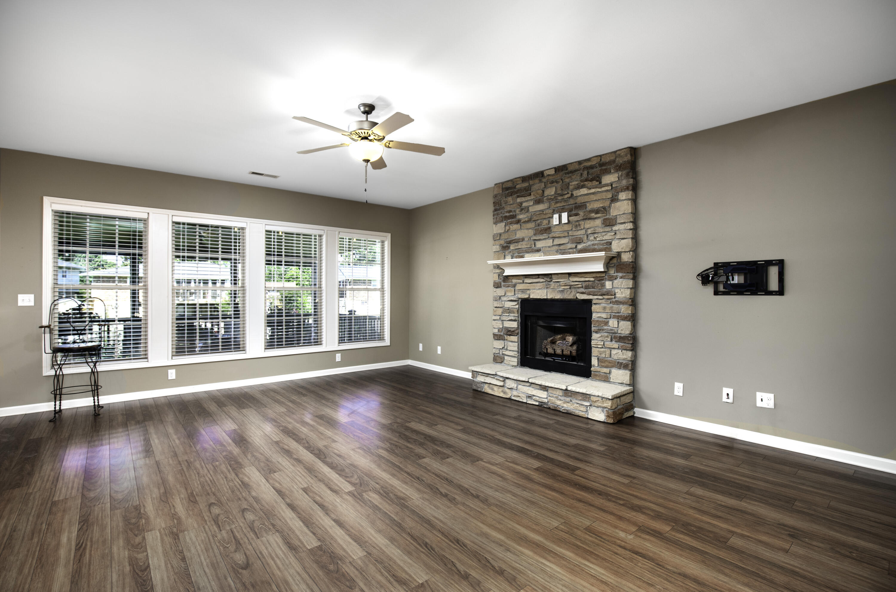 393 Gleneagles Way Property Photo 5