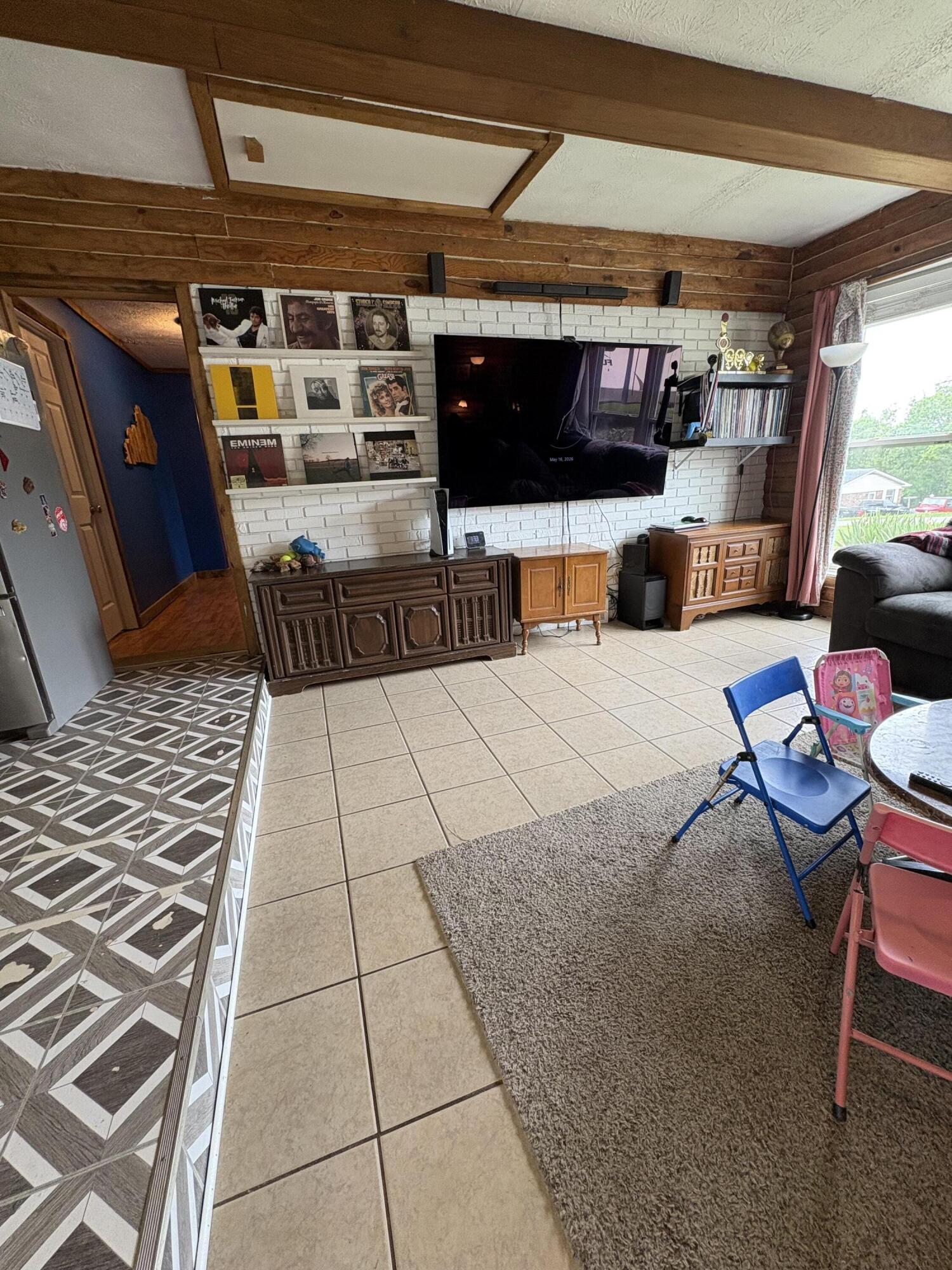 110 Hensley Heights Property Photo 6