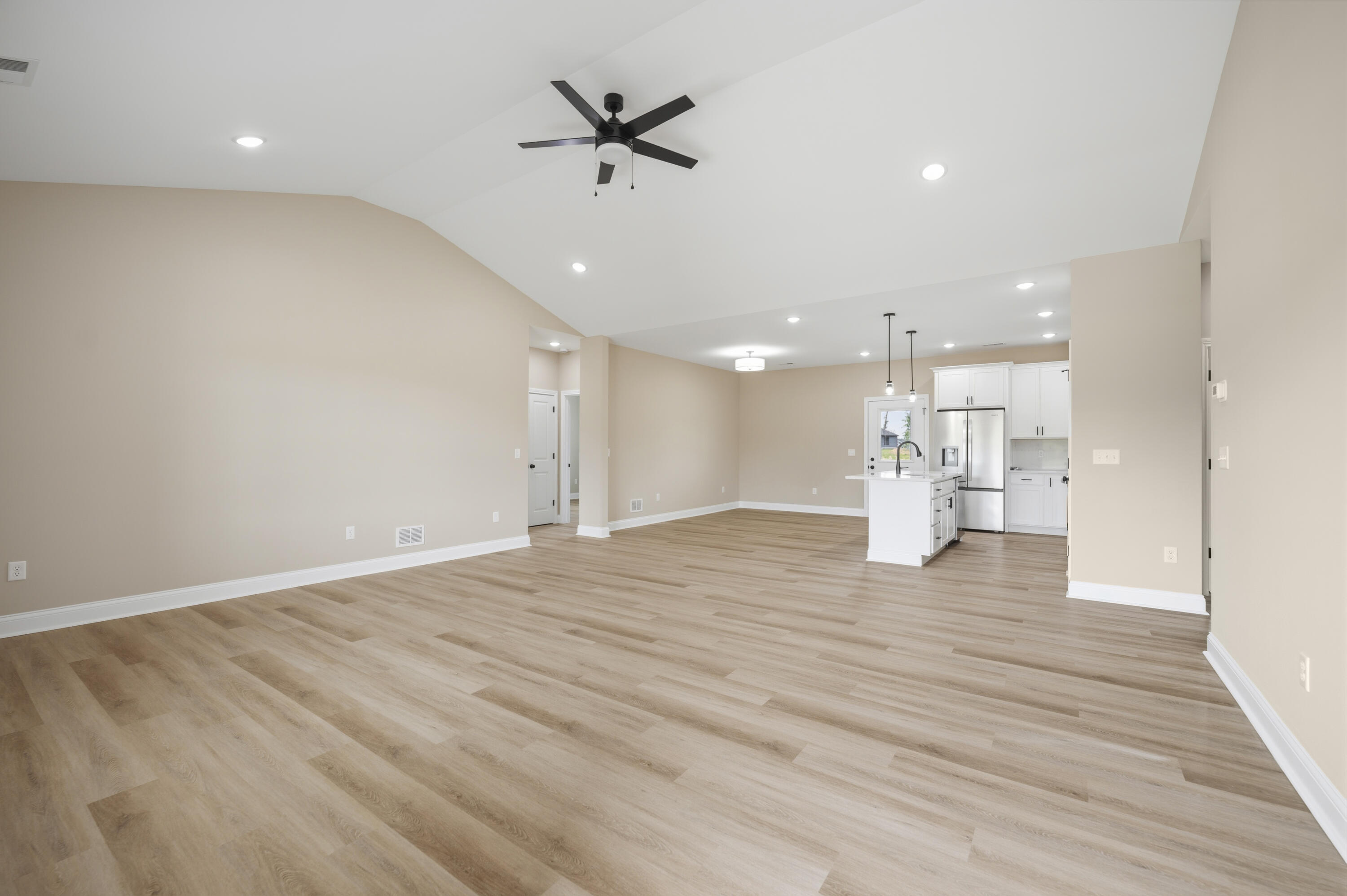 607 Comanche Drive Property Photo 5