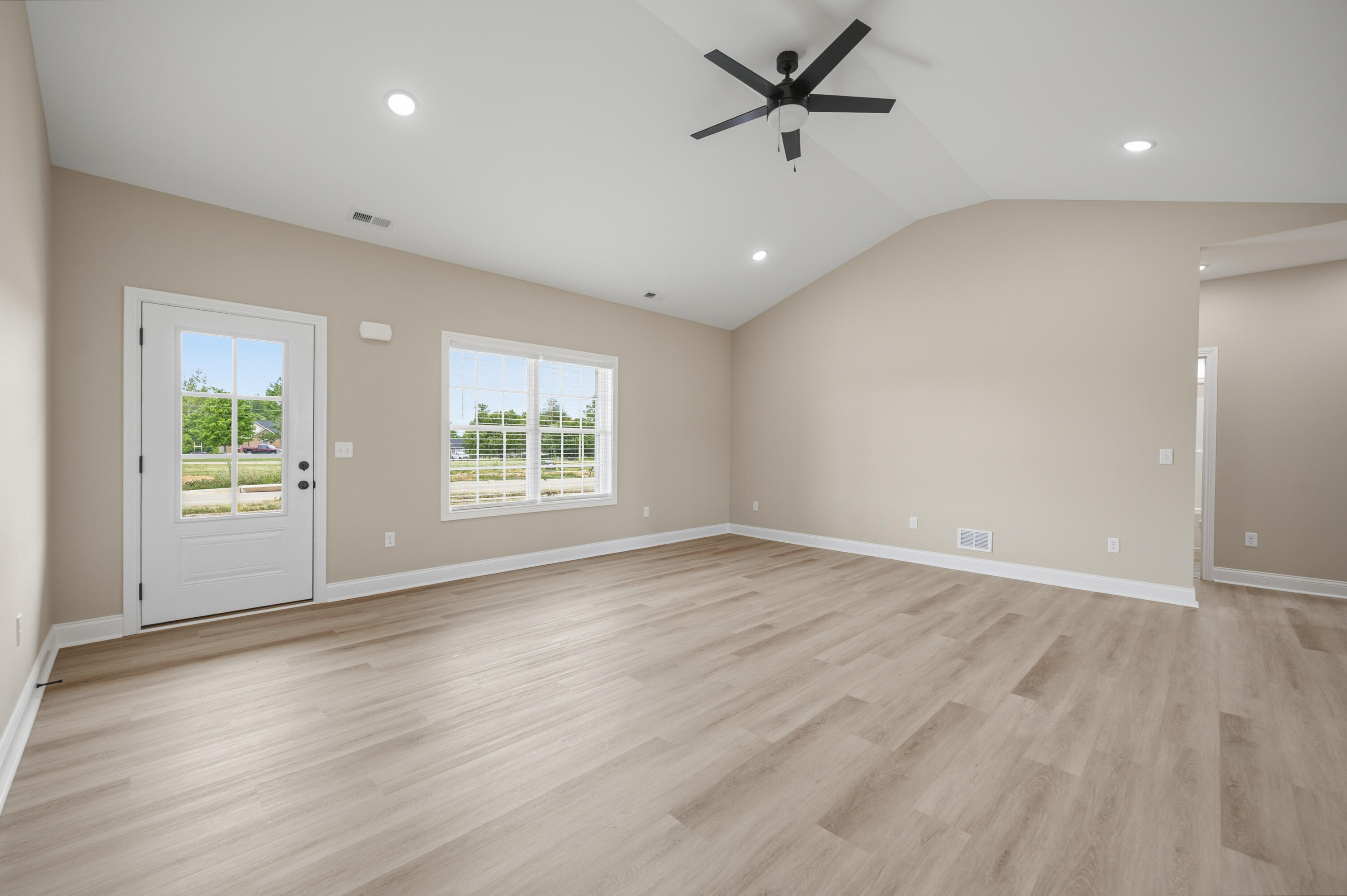 607 Comanche Drive Property Photo 6