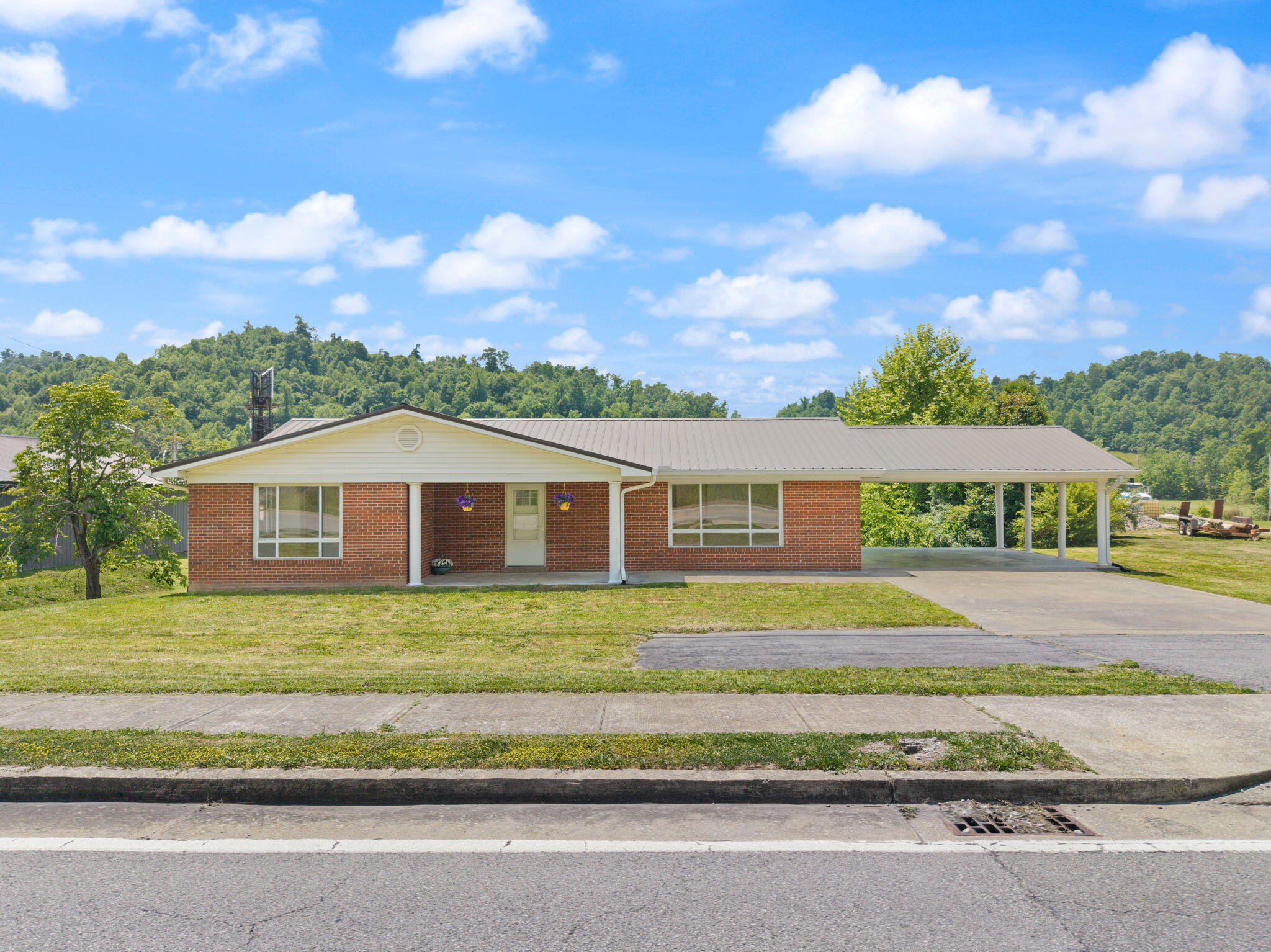 1176 Parkway Drive Property Photo 2