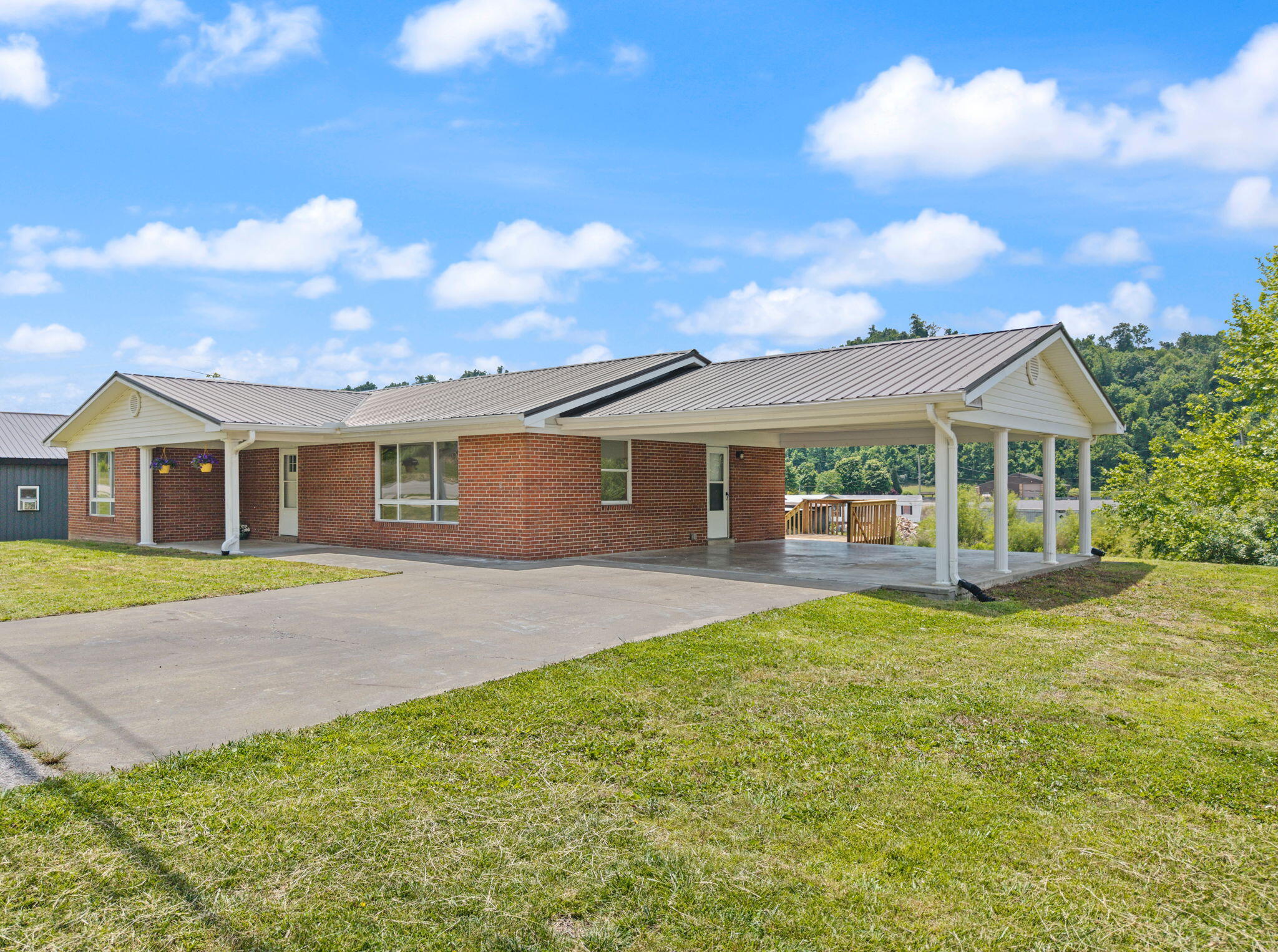1176 Parkway Drive Property Photo 3