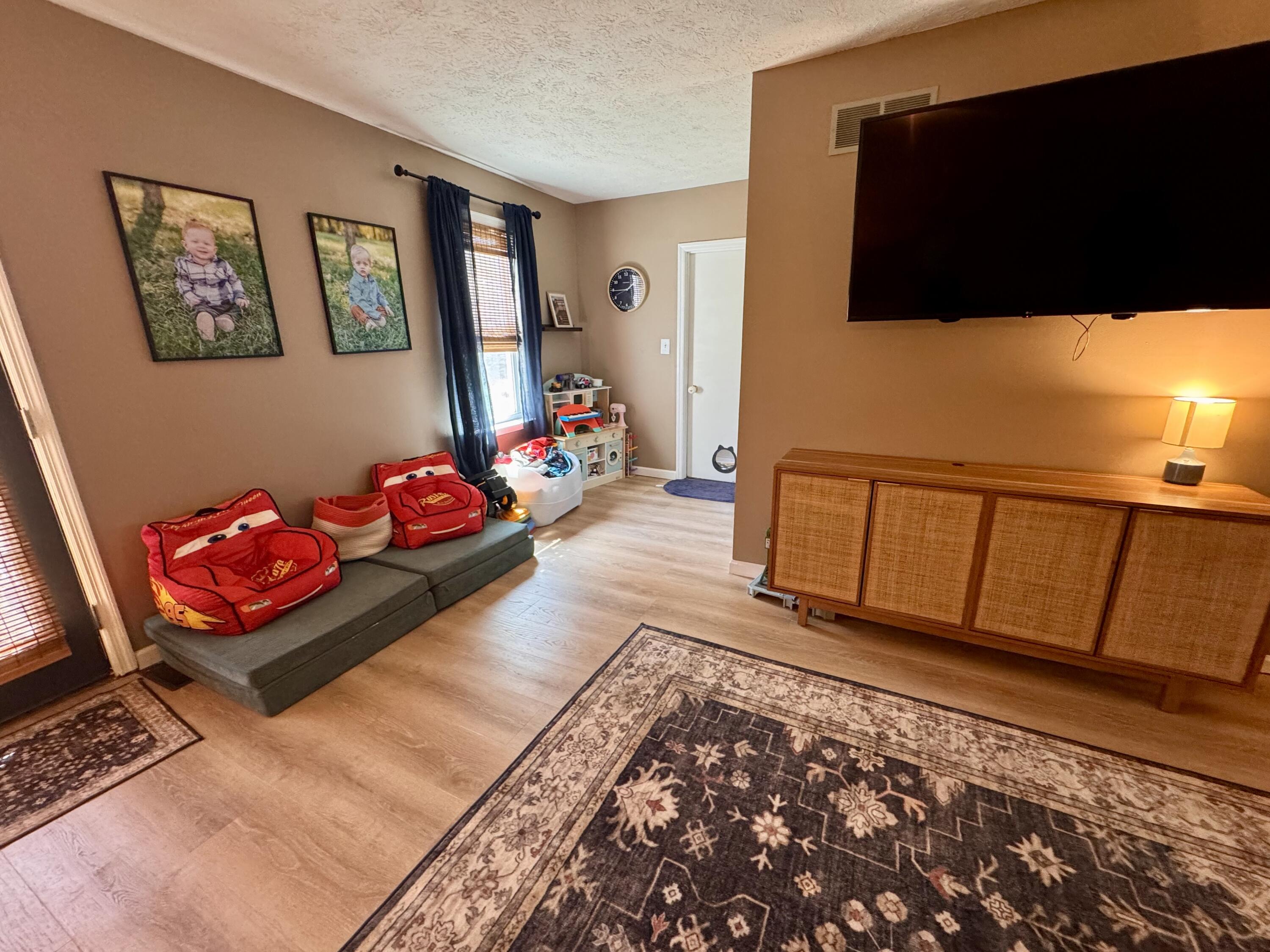 2220 Redbud Lane Property Photo 4