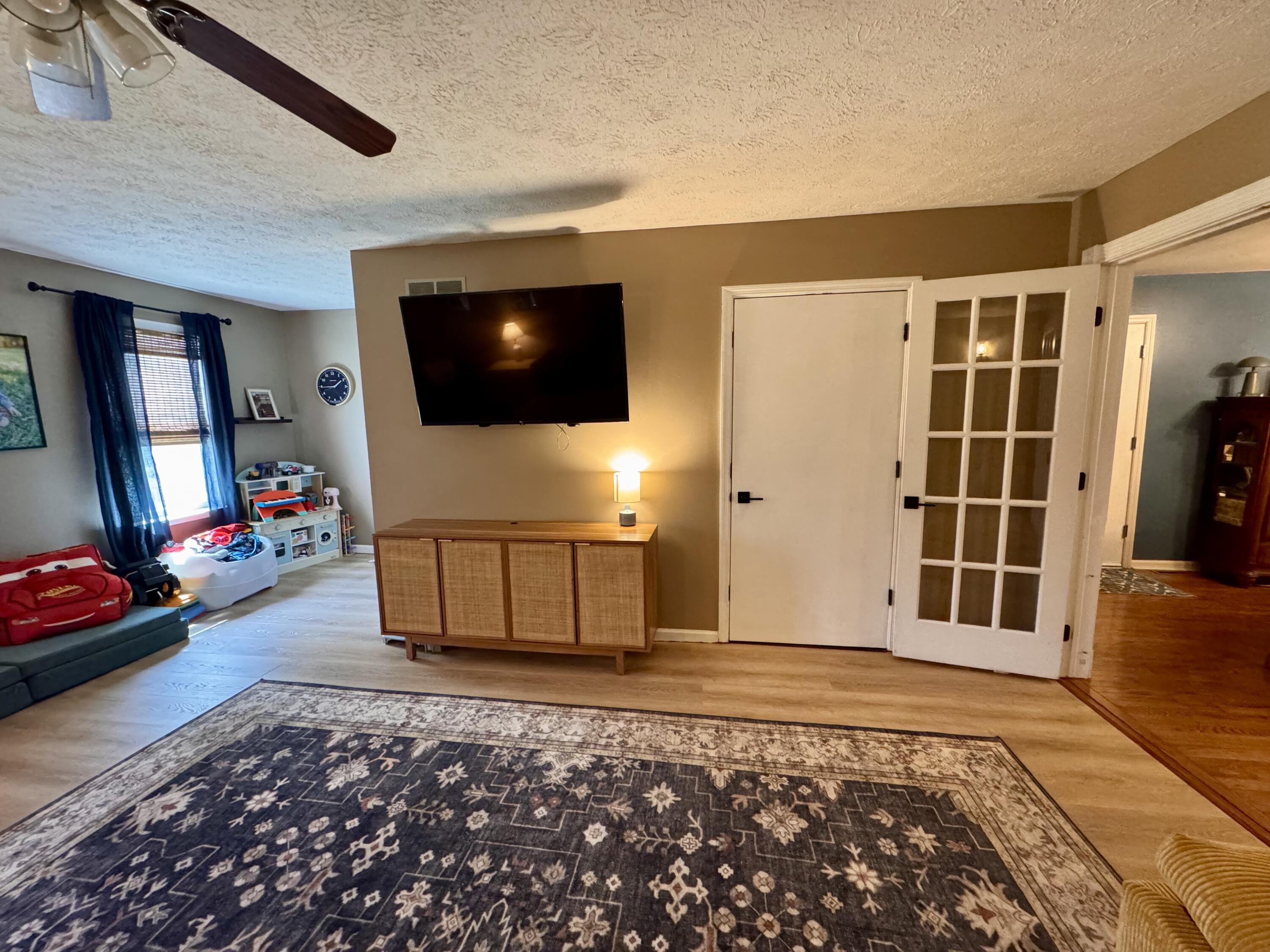 2220 Redbud Lane Property Photo 6