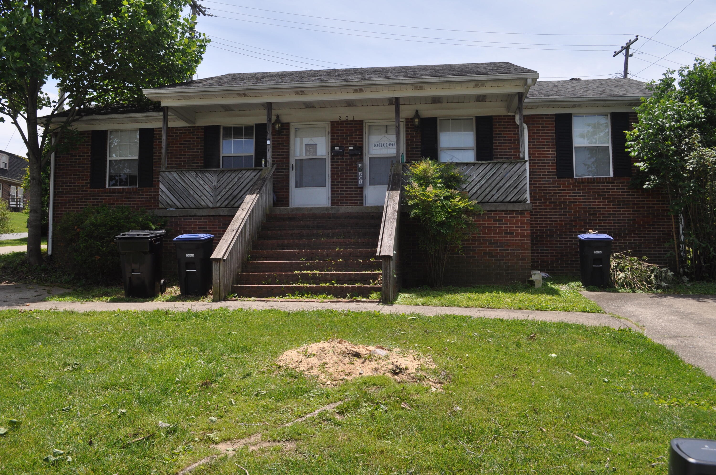 201 Hawthorne Drive Property Photo 1