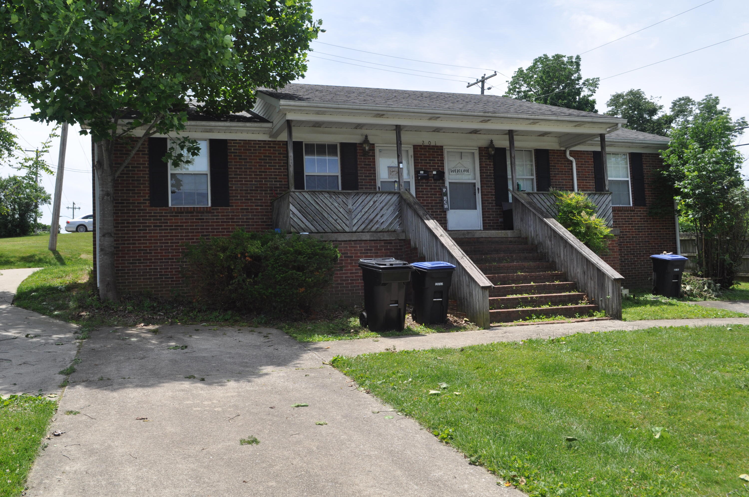 201 Hawthorne Drive Property Photo 2