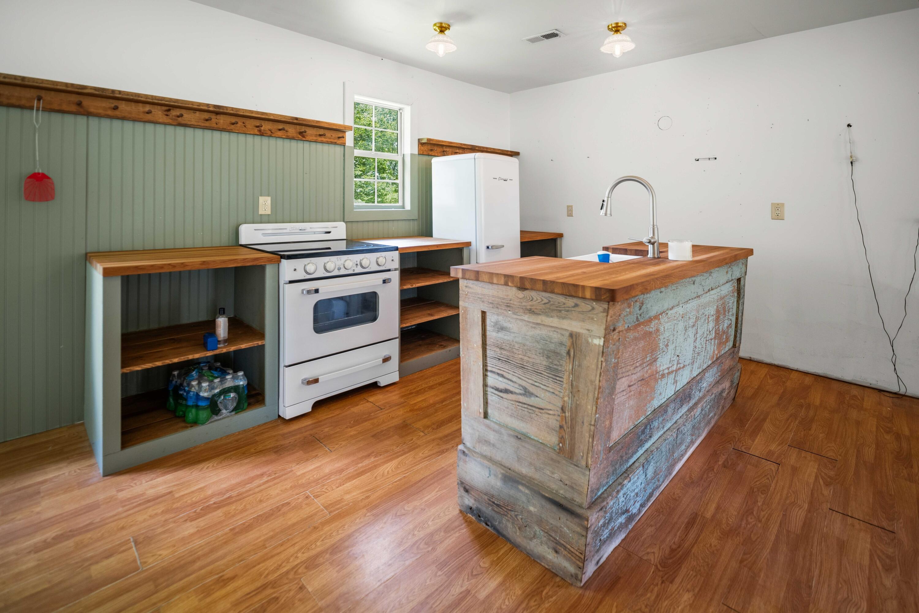 23 Ky-1609 Property Photo 27