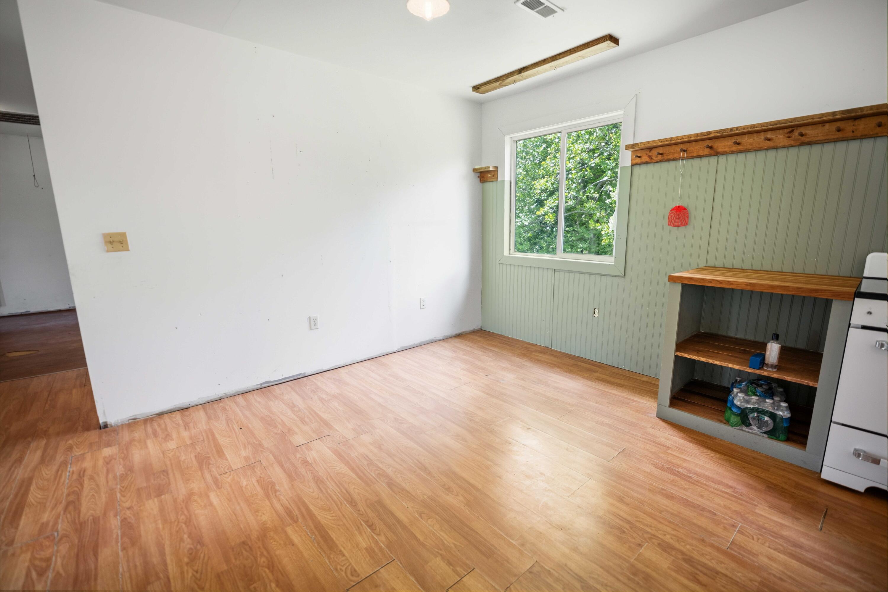 23 Ky-1609 Property Photo 28