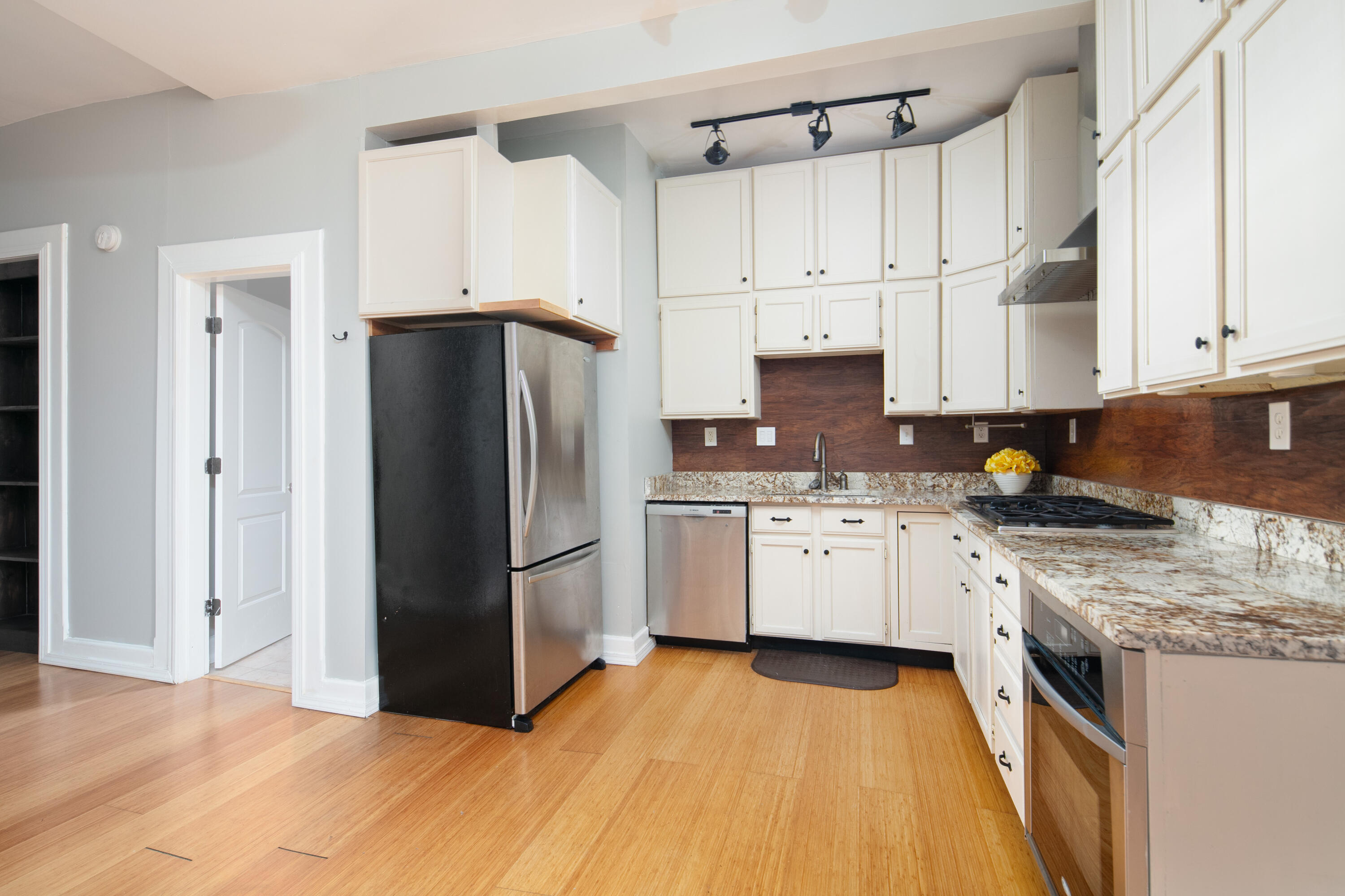 607 N Broadway Property Photo 7