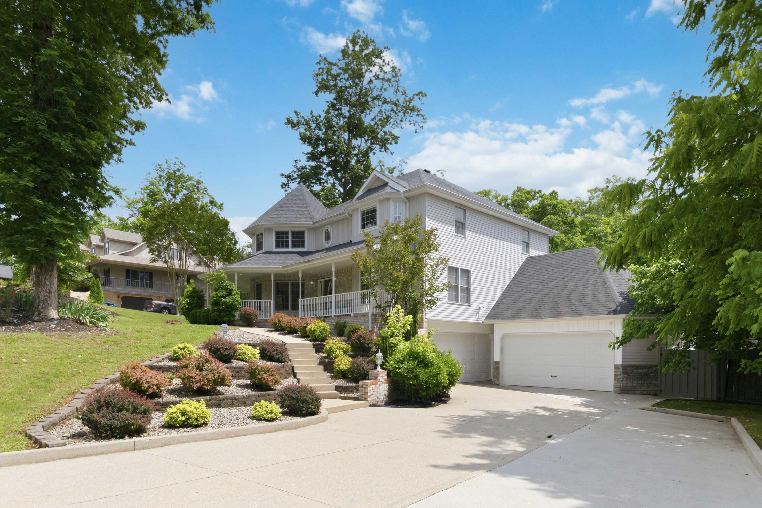 414 Lake Forest Drive Property Photo 3