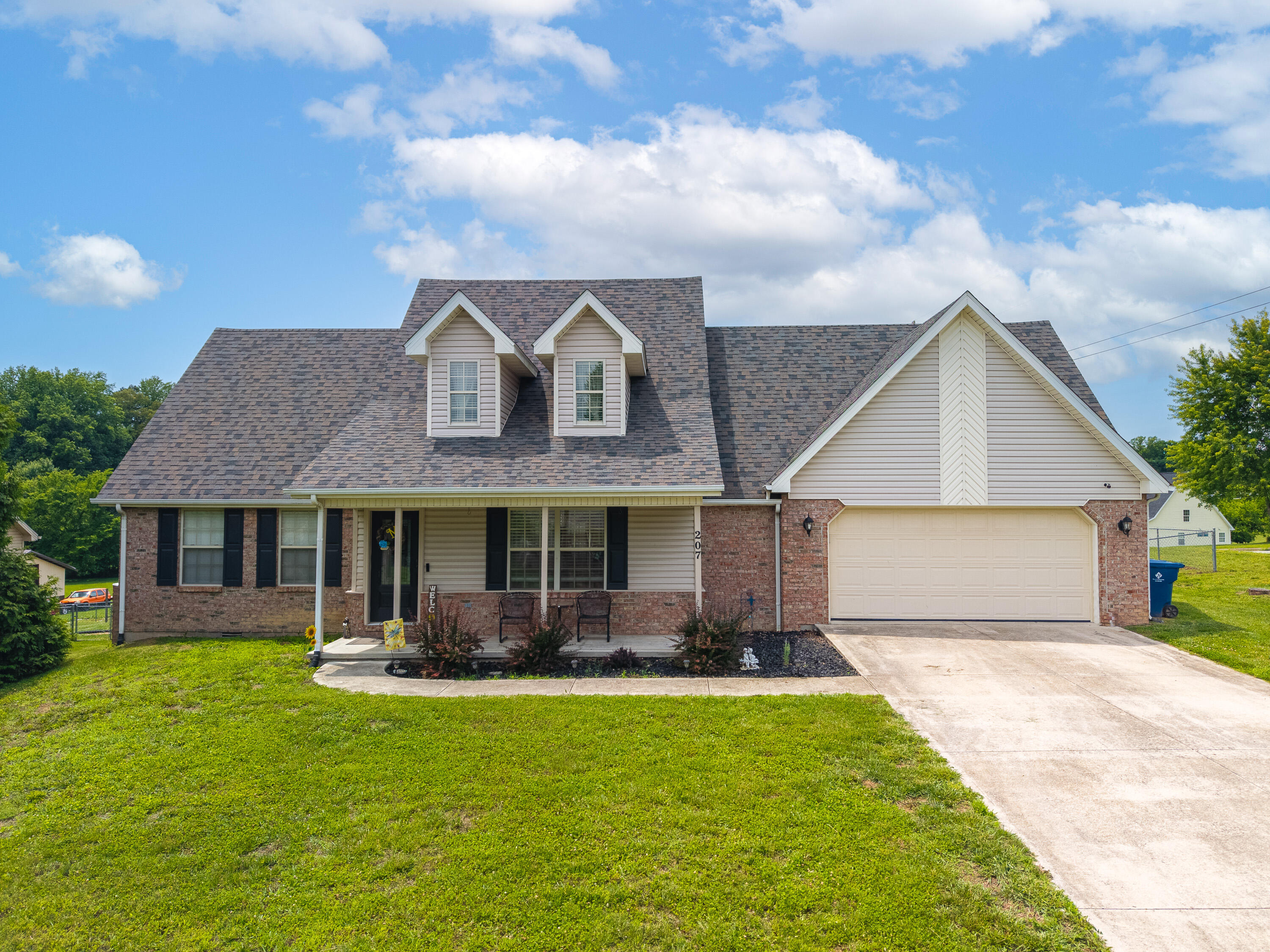 207 Clover Pointe Drive Property Photo 2