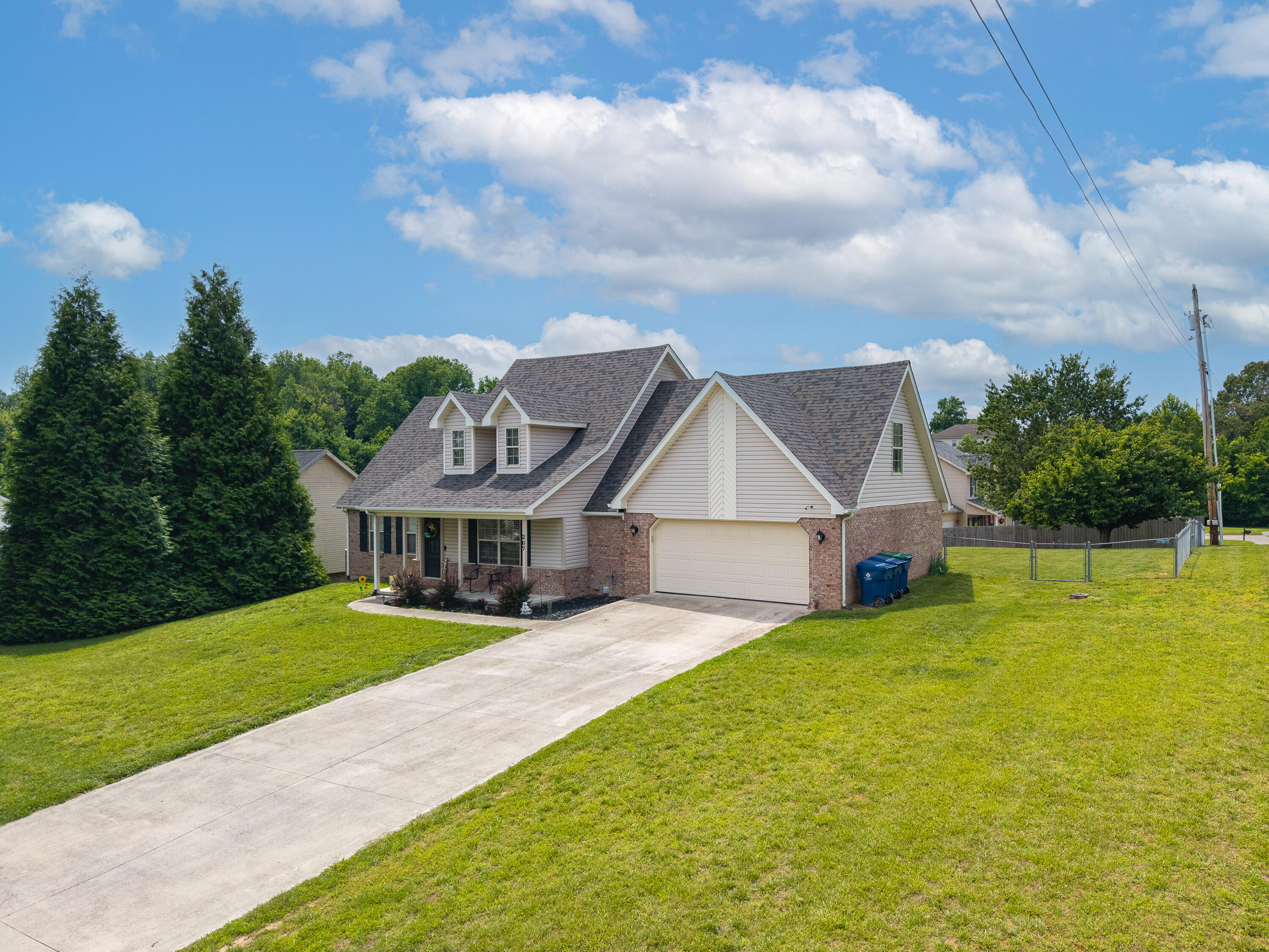 207 Clover Pointe Drive Property Photo 3