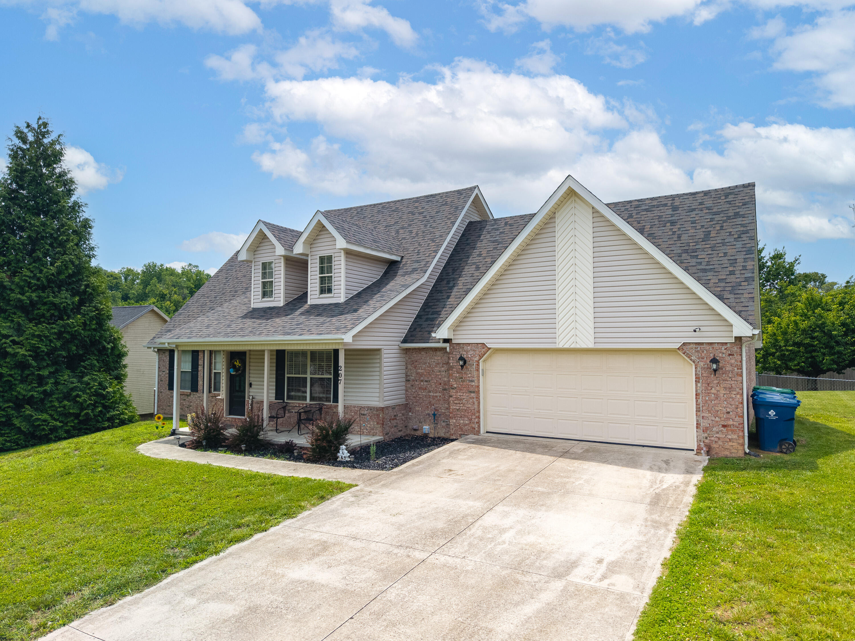 207 Clover Pointe Drive Property Photo 4
