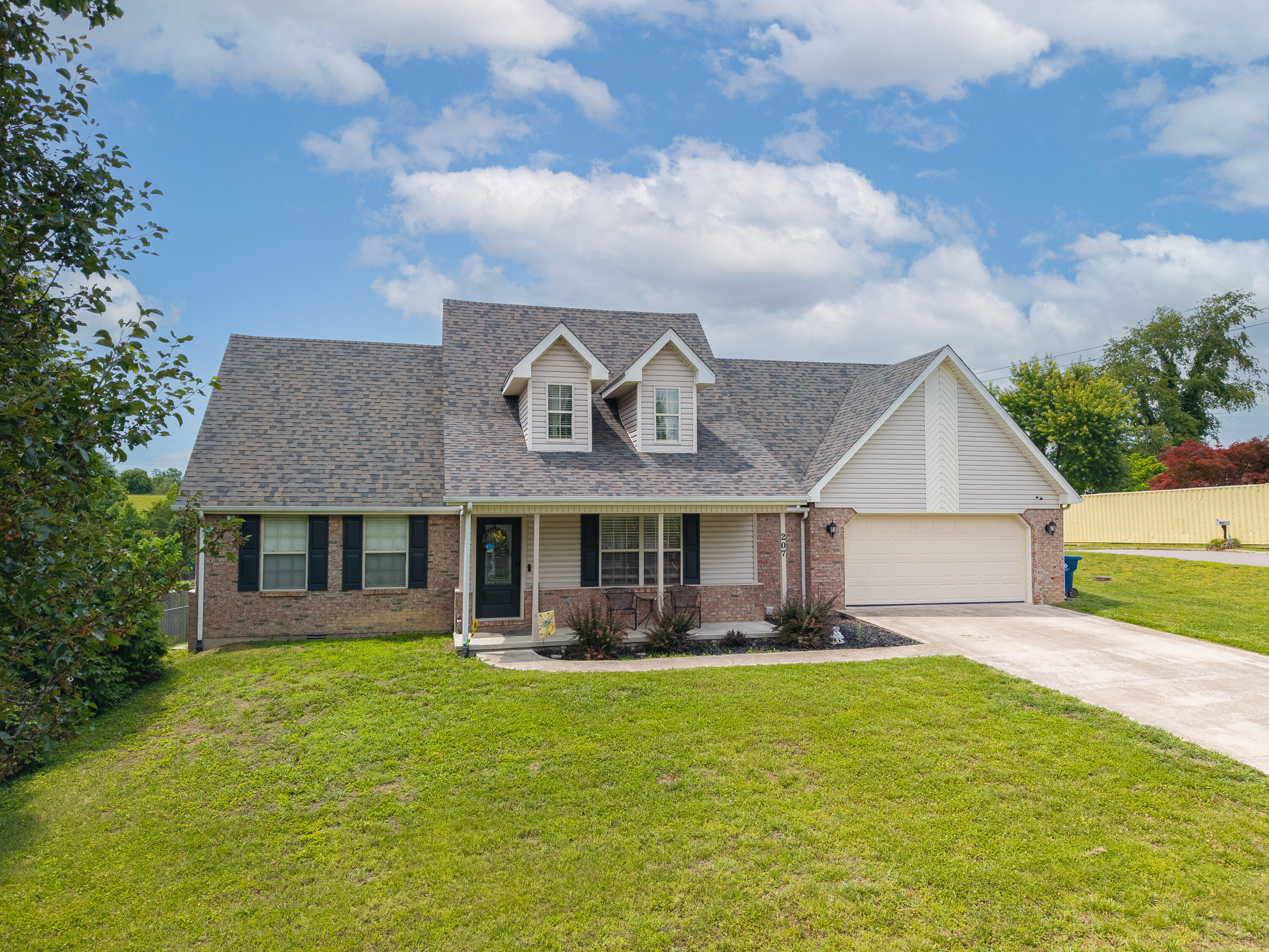 207 Clover Pointe Drive Property Photo 6