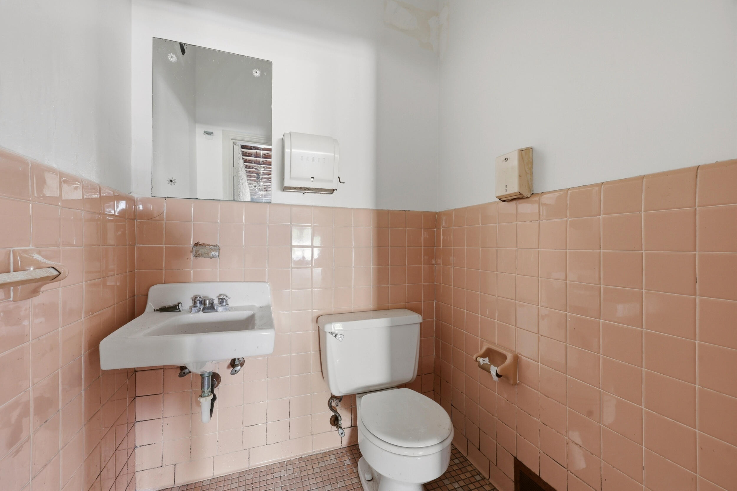 335-337 W Broadway Street Property Photo 11