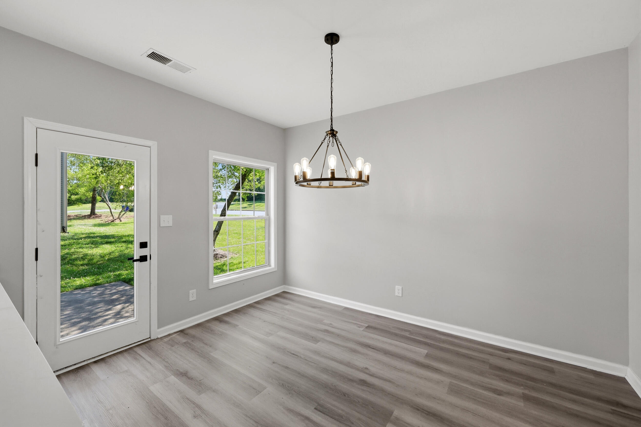 427 Newbury Way Property Photo 6