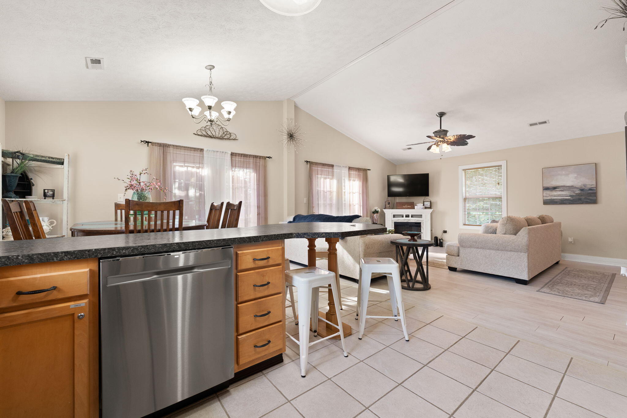 364 Twin Rivers Drive Property Photo 7