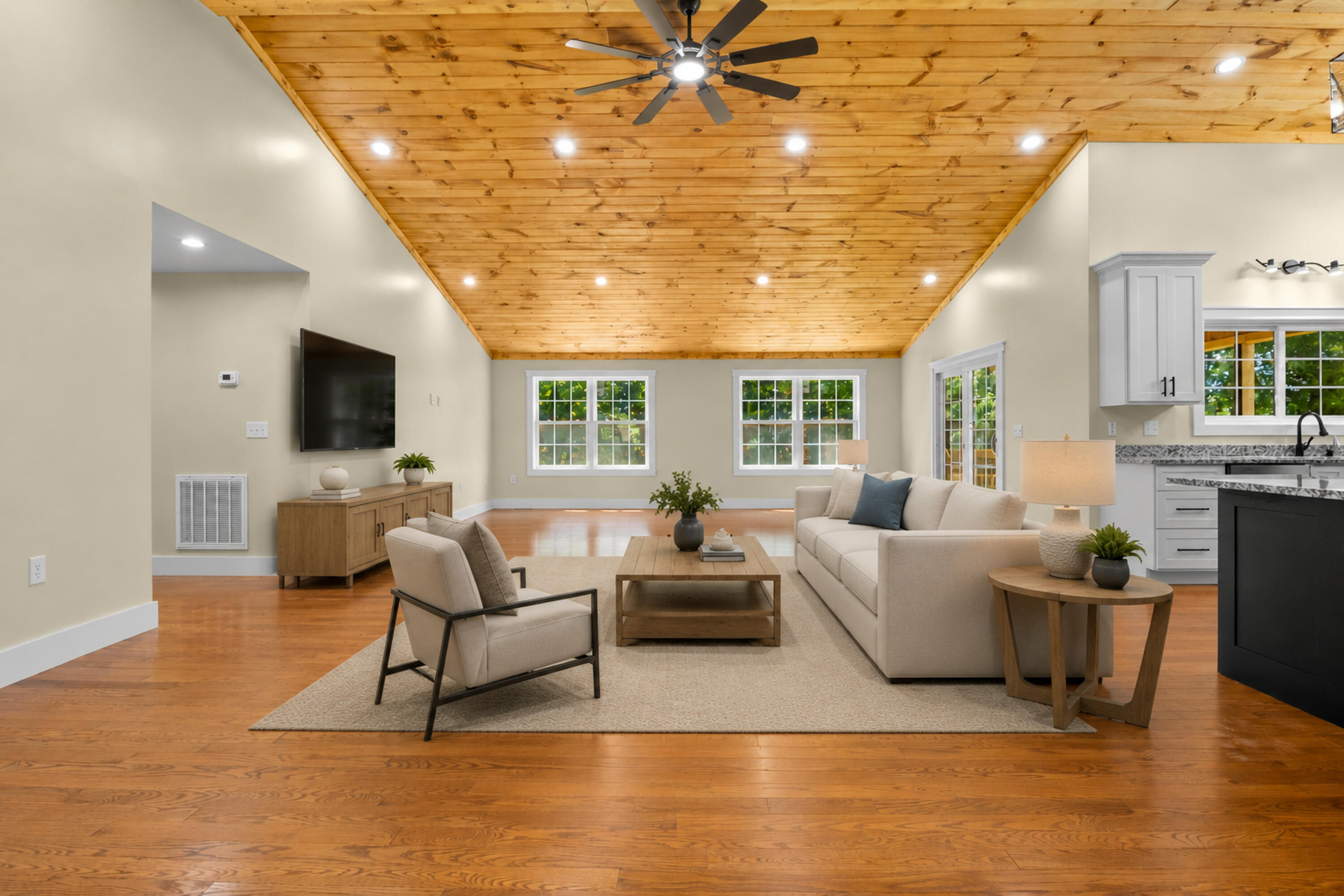 170 Laredo Drive Property Photo 3