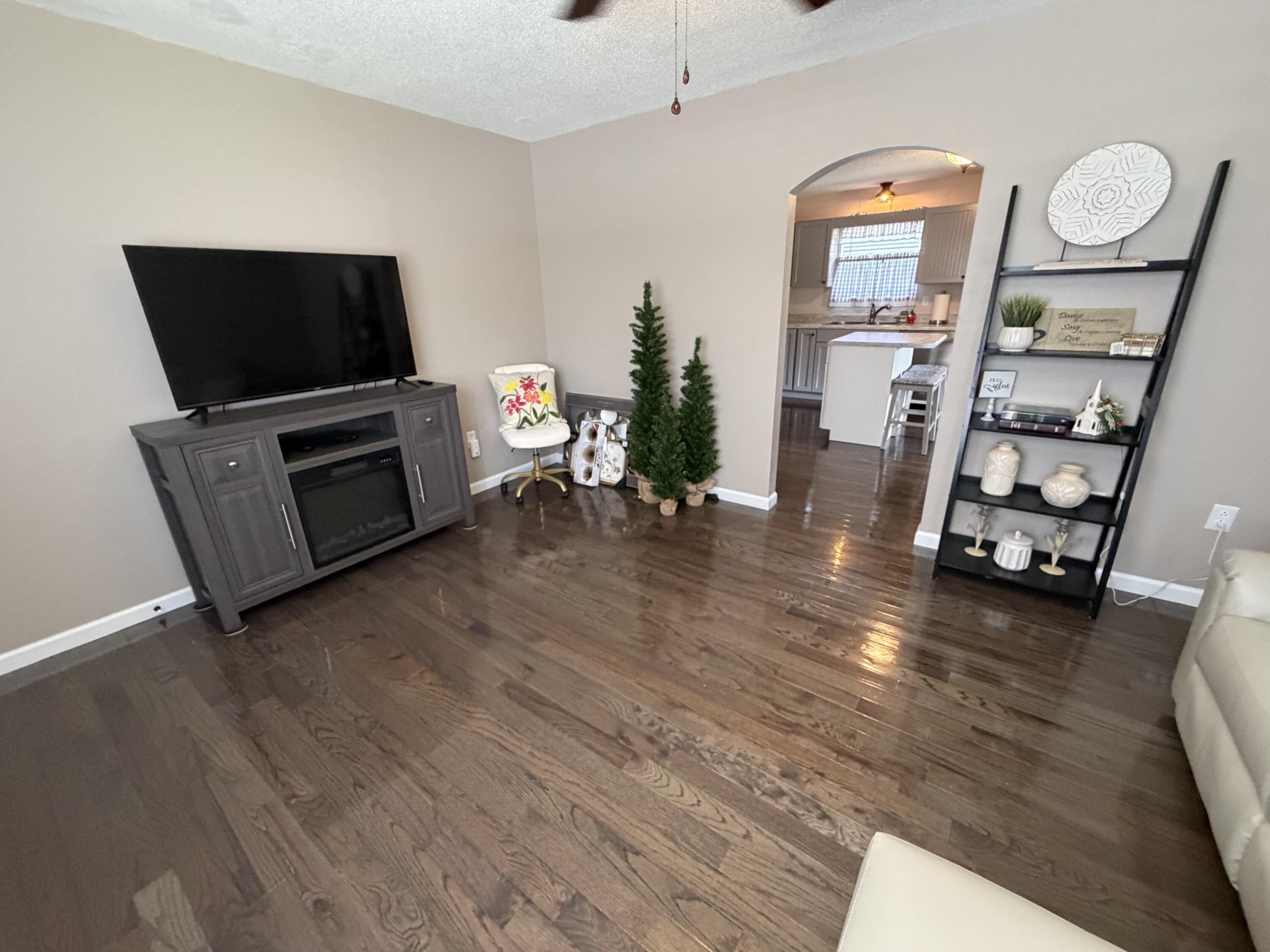 1039 Cardinal Drive Property Photo 3