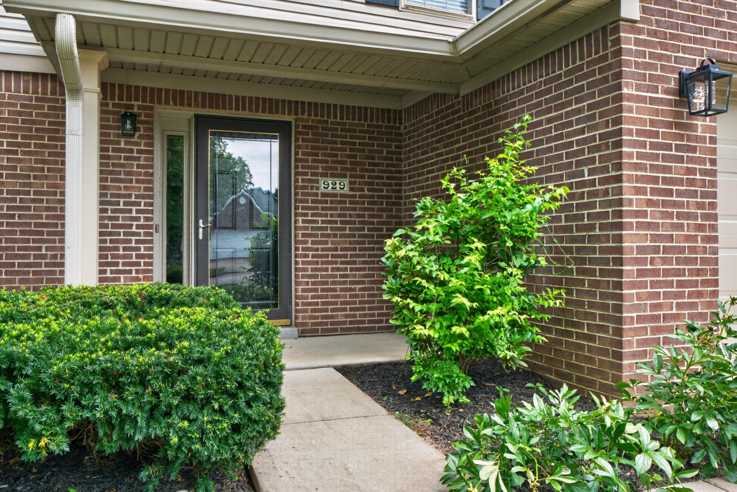 929 Seneca Park Property Photo 3