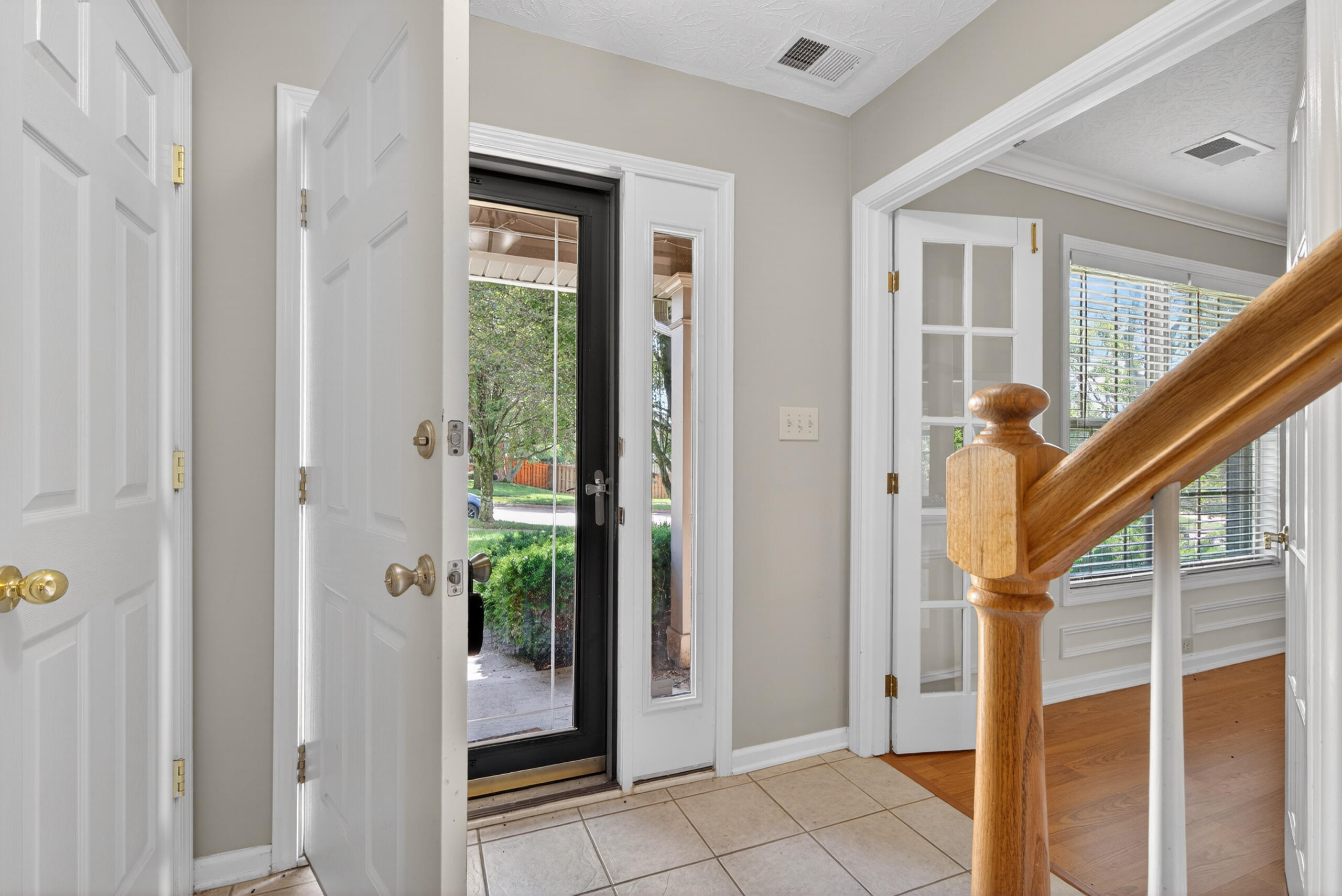 929 Seneca Park Property Photo 4