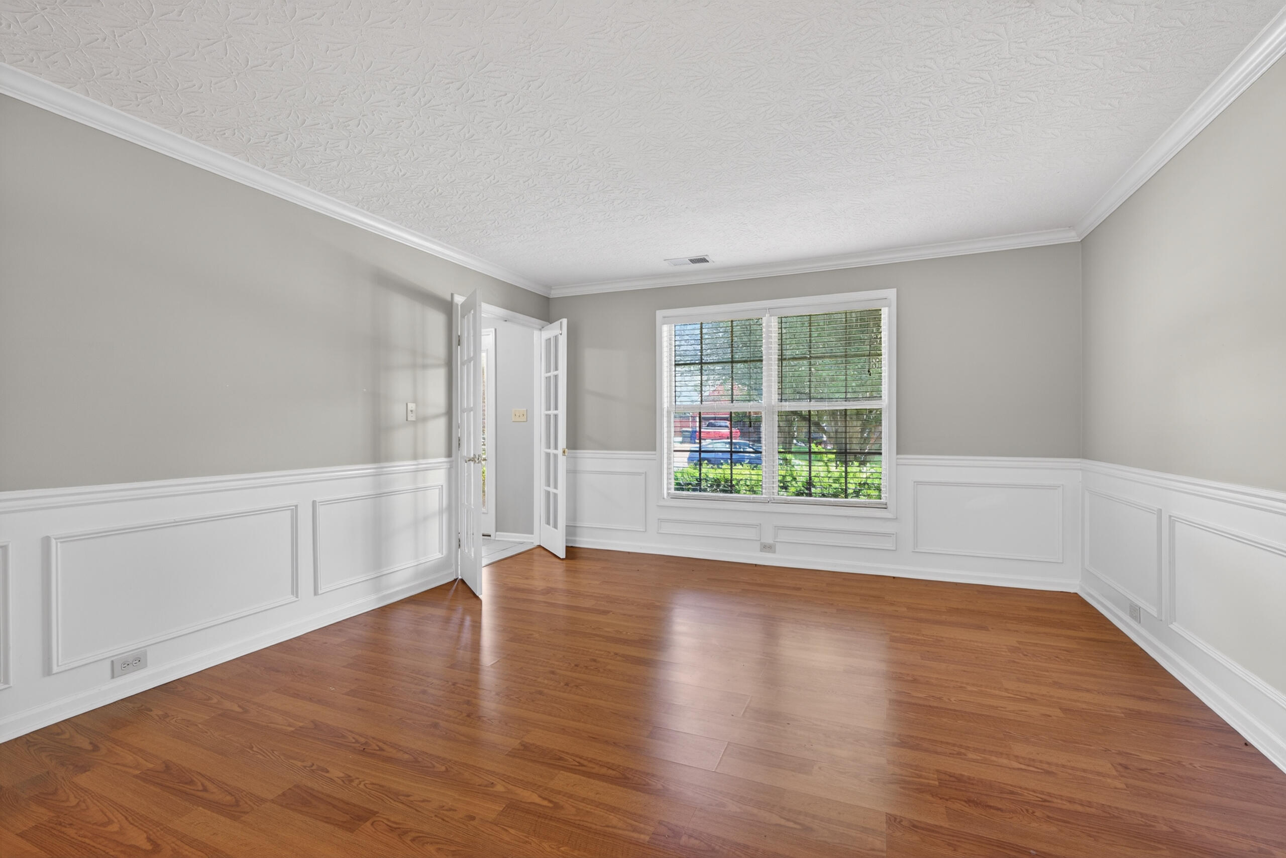 929 Seneca Park Property Photo 6