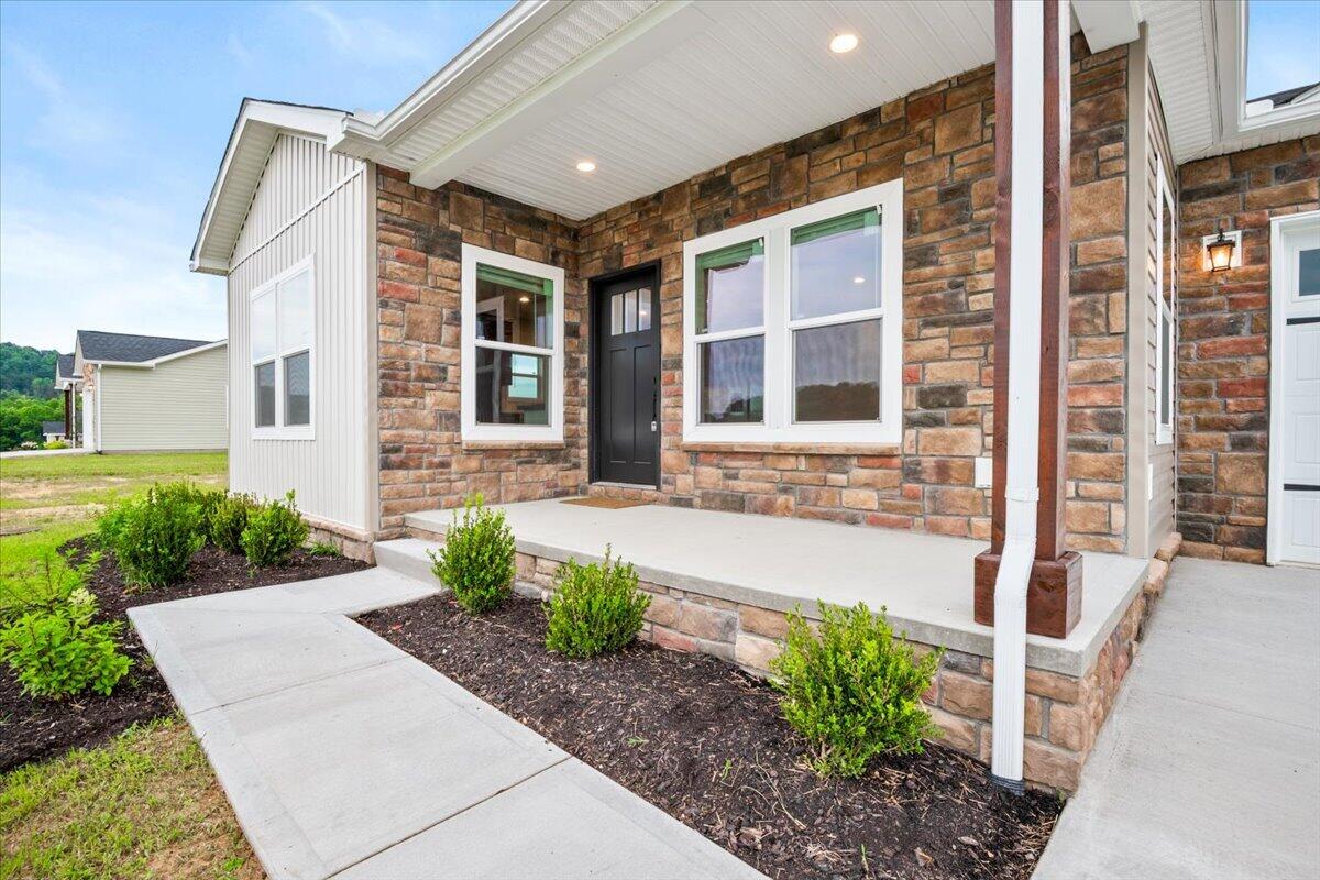 807 Sam Black Road Property Photo 4