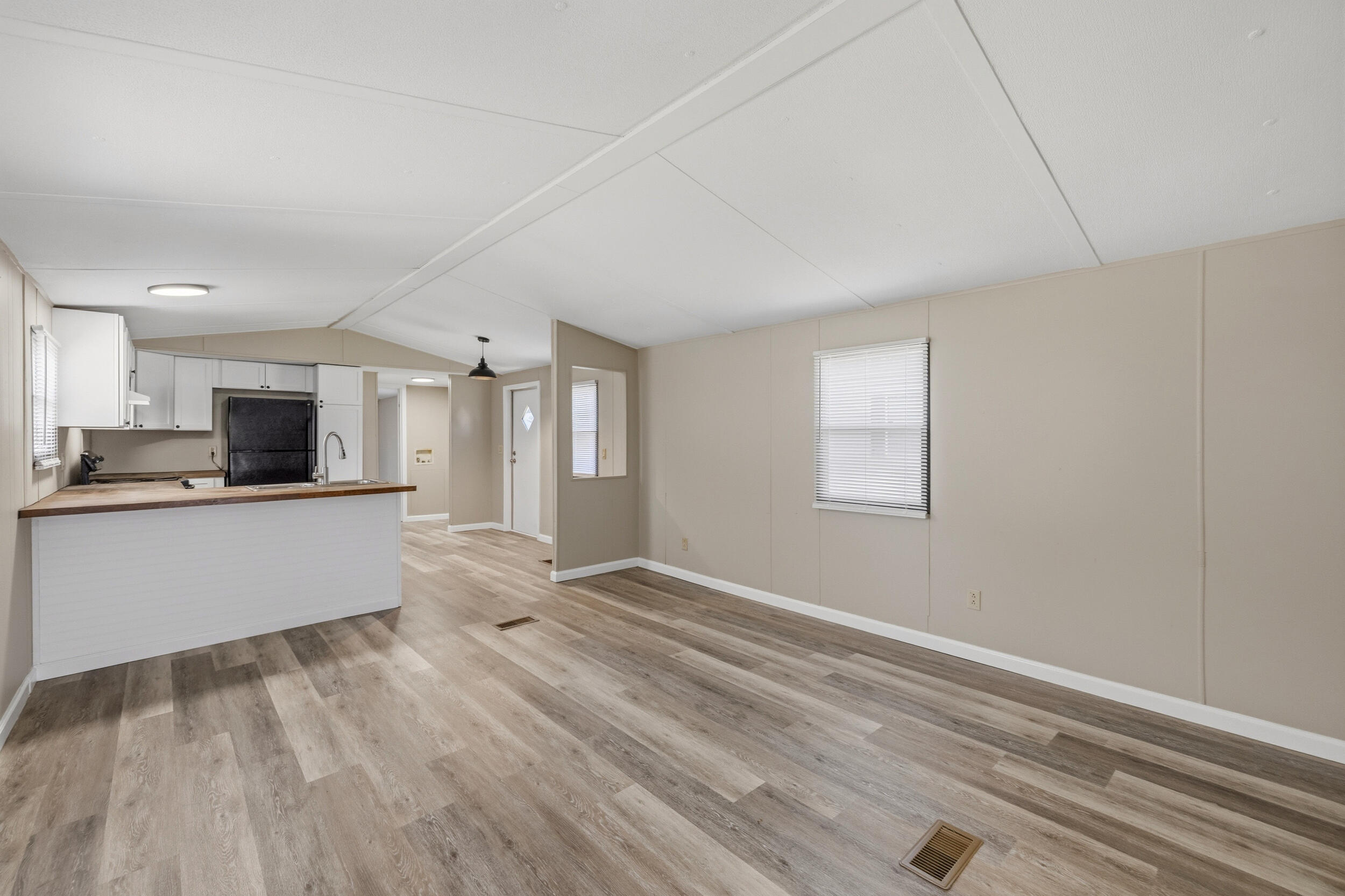 563 Constitution Drive Property Photo 3