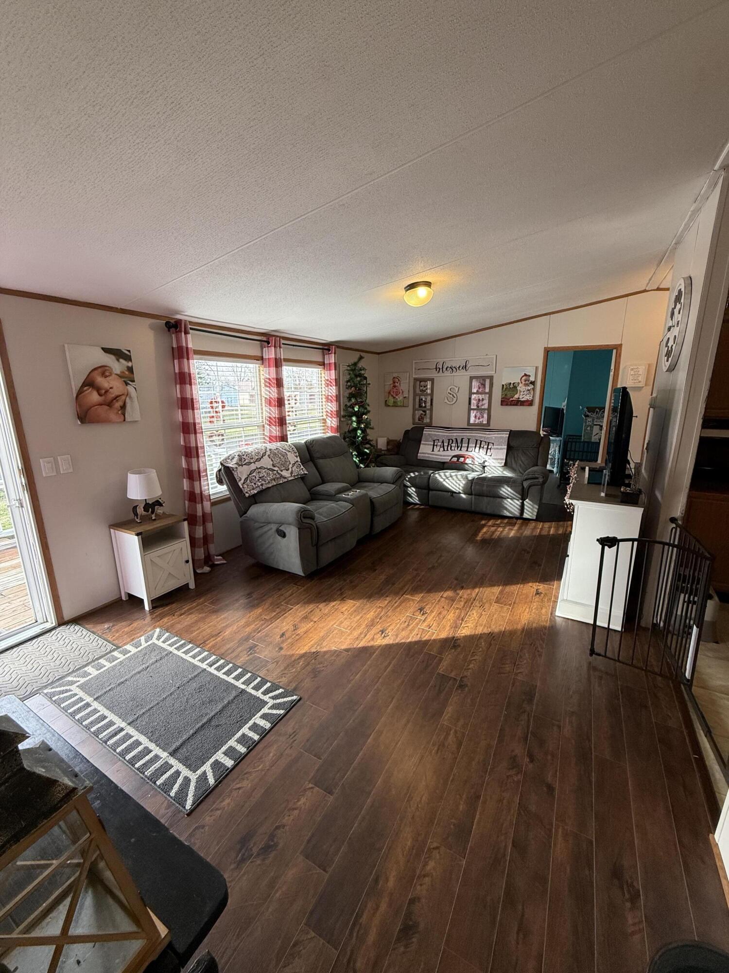 136 E Railroad Street Property Photo 2