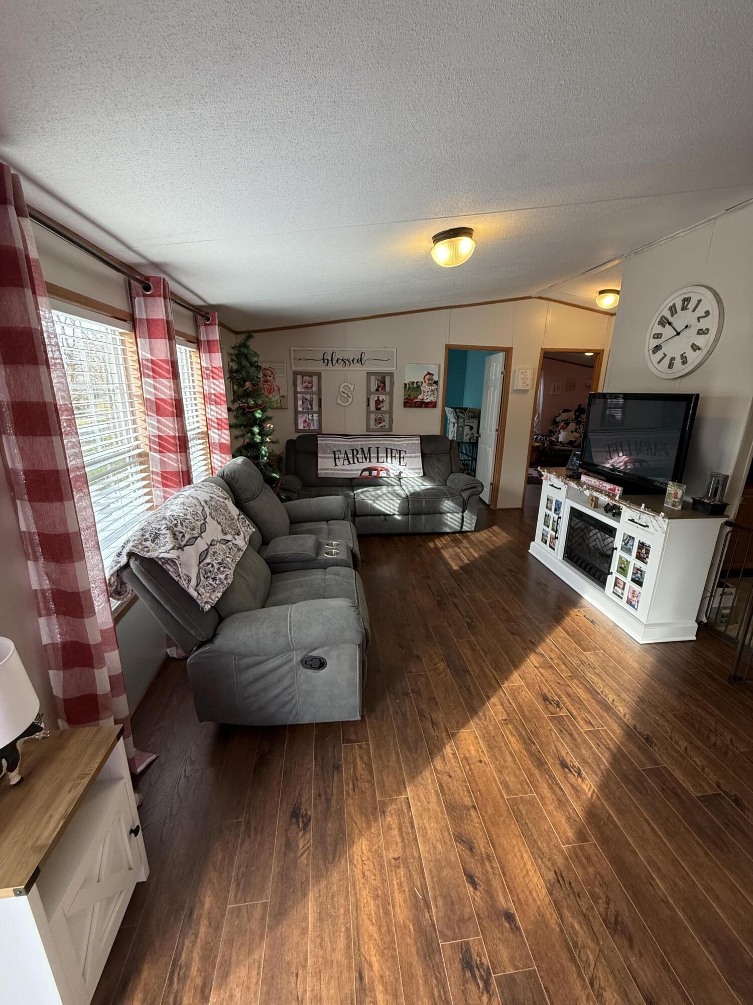 136 E Railroad Street Property Photo 3