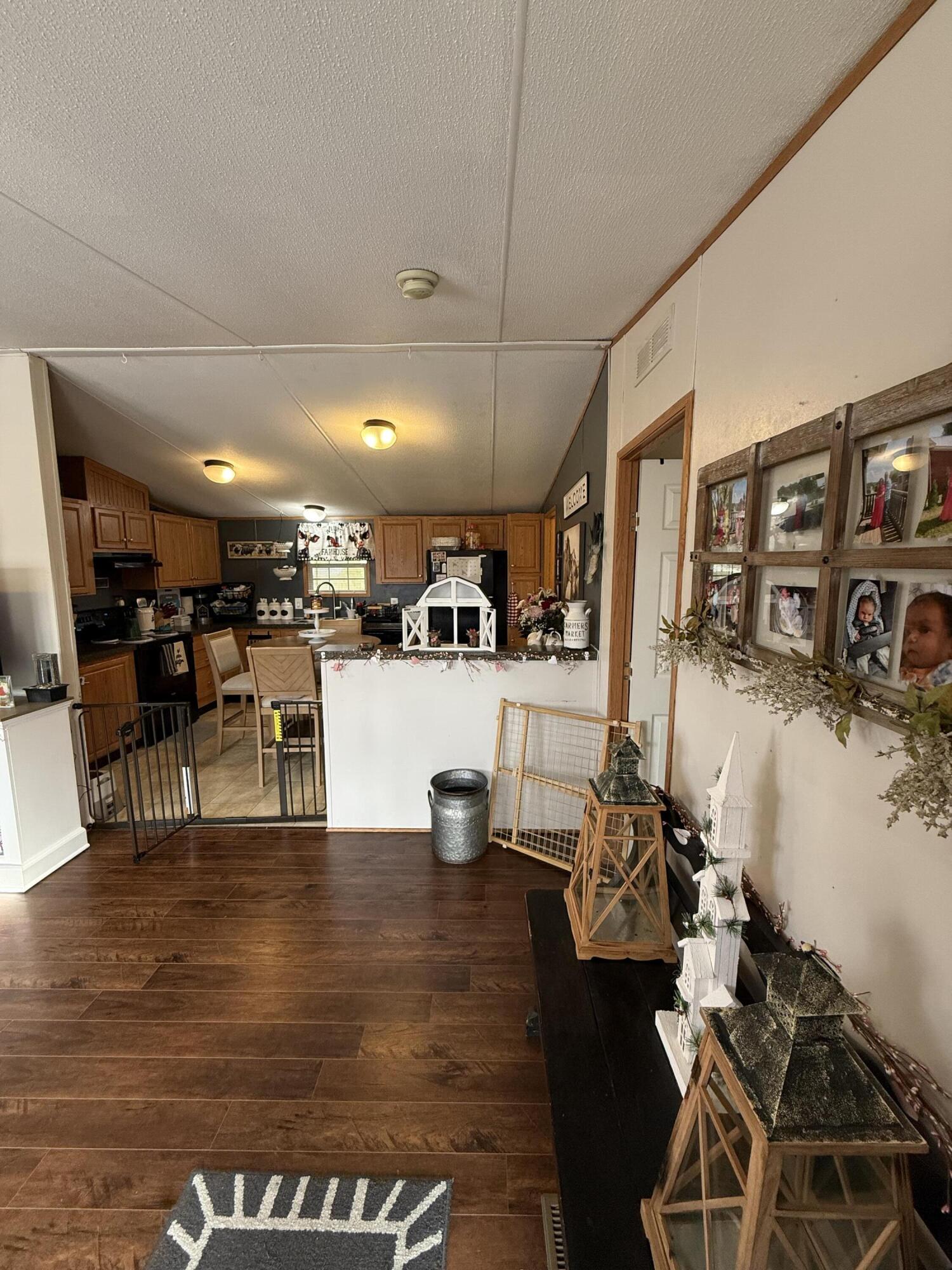 136 E Railroad Street Property Photo 4