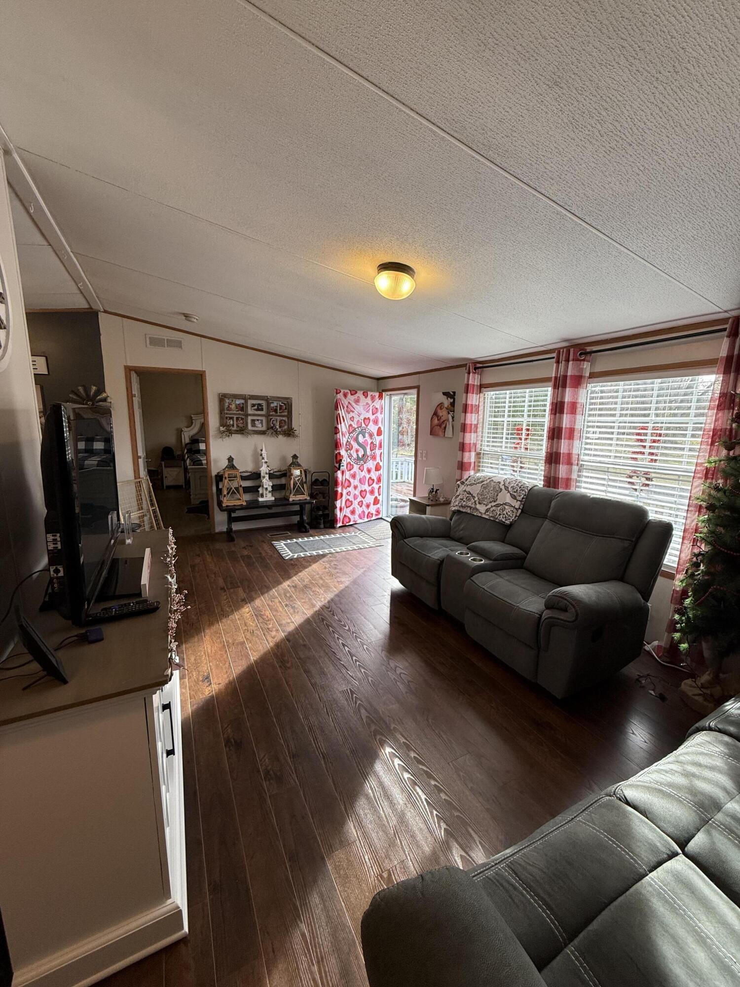 136 E Railroad Street Property Photo 6