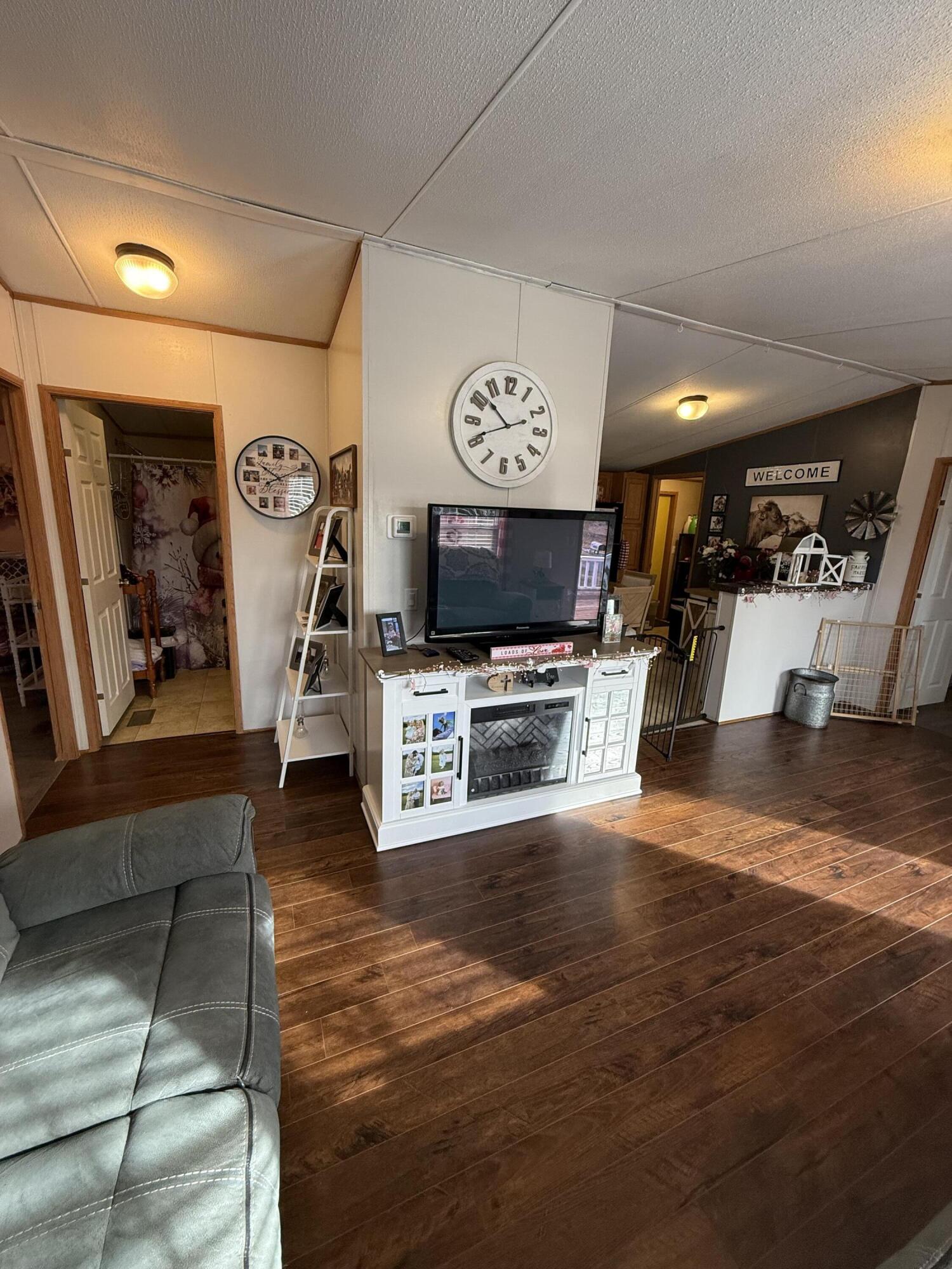 136 E Railroad Street Property Photo 7