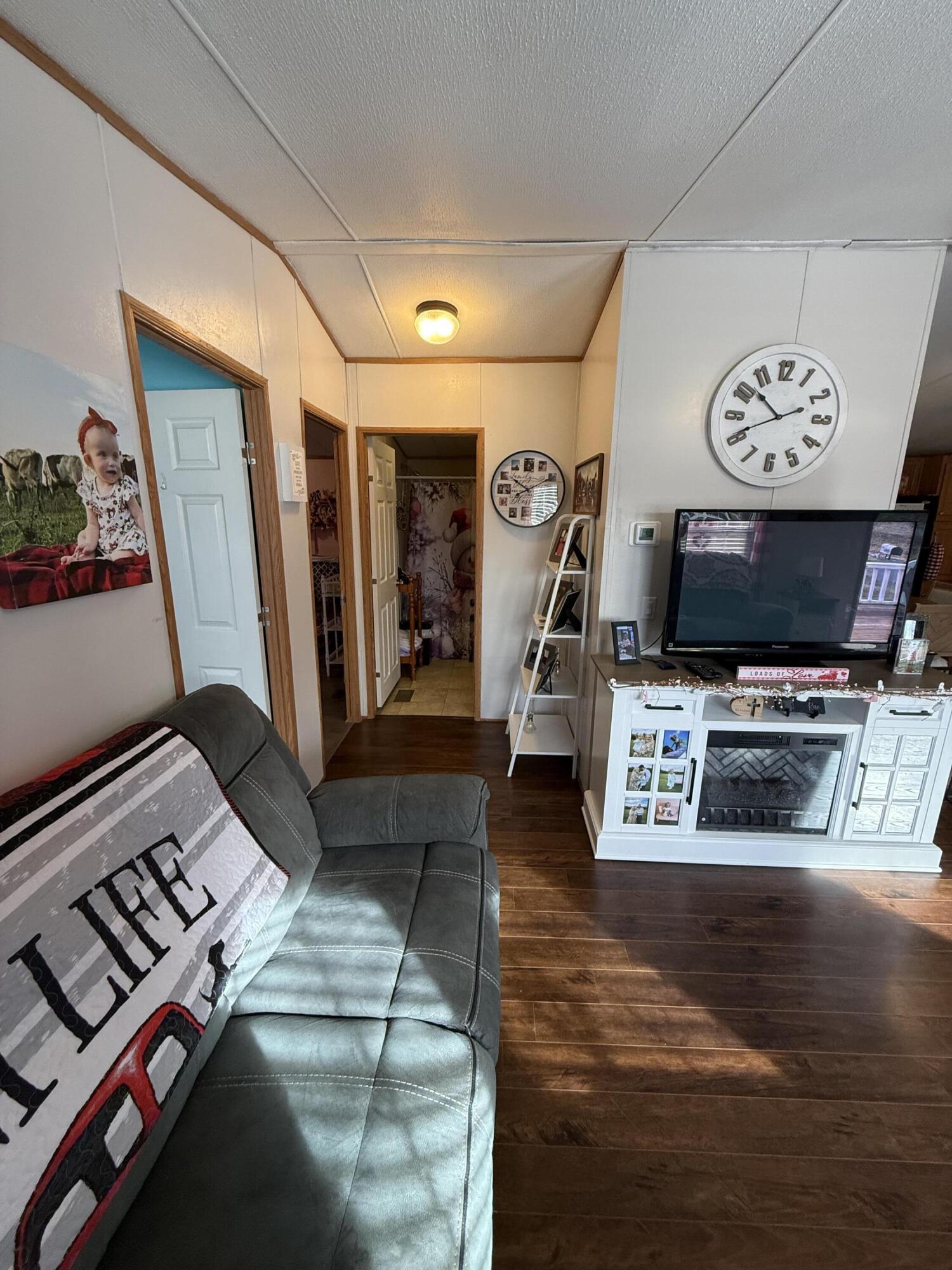 136 E Railroad Street Property Photo 8