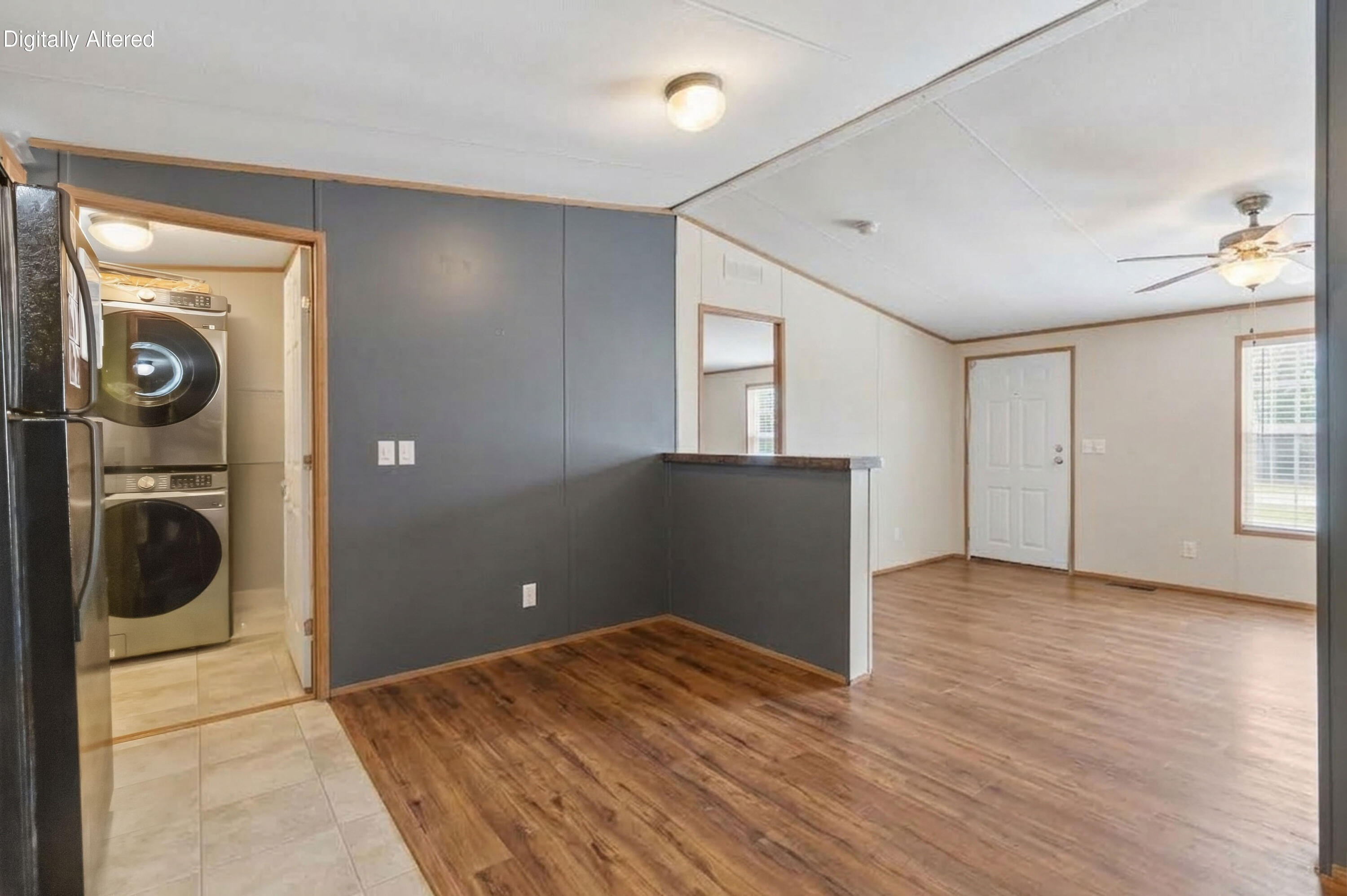 136 E Railroad Street Property Photo 8