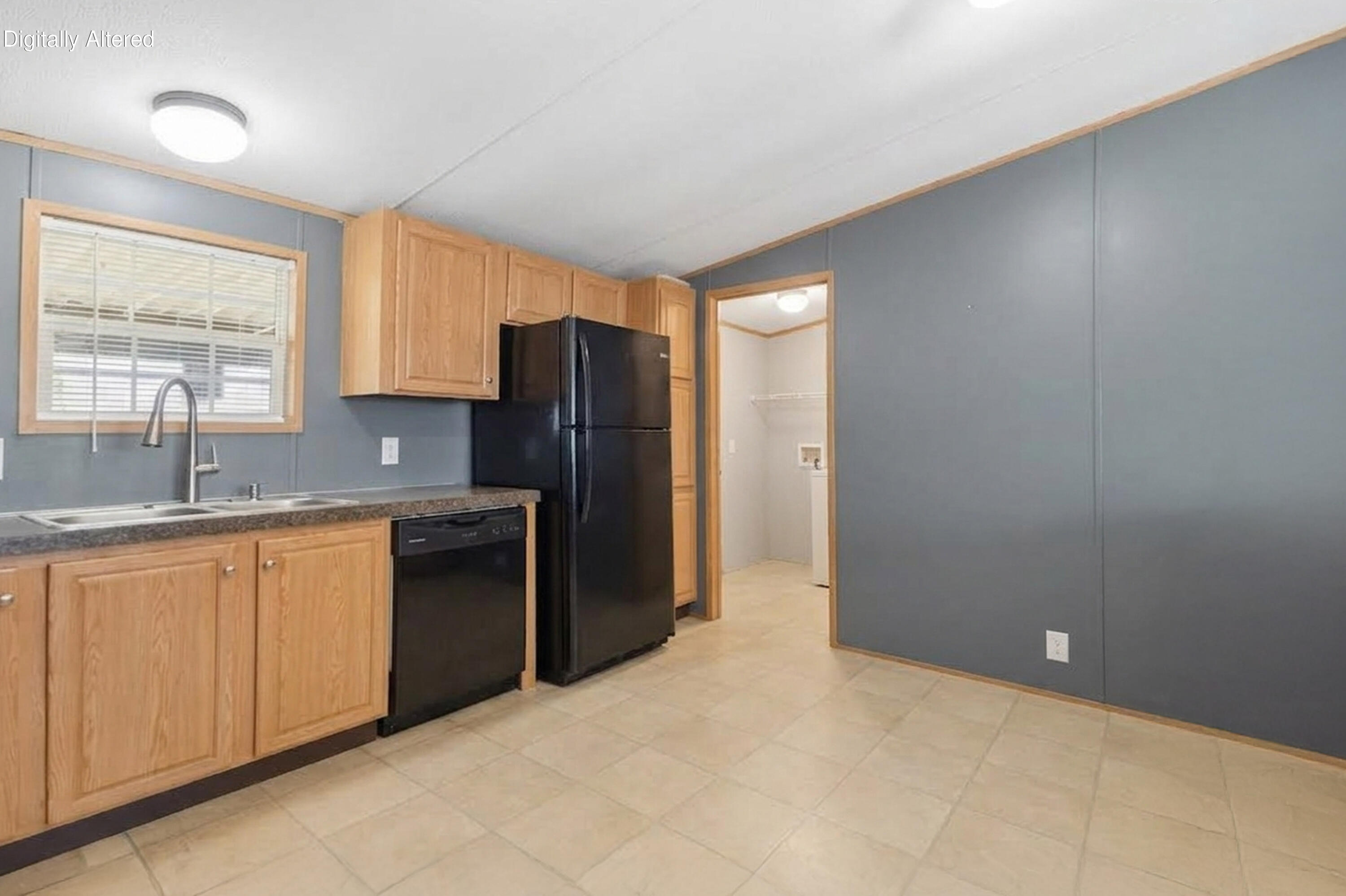 136 E Railroad Street Property Photo 9