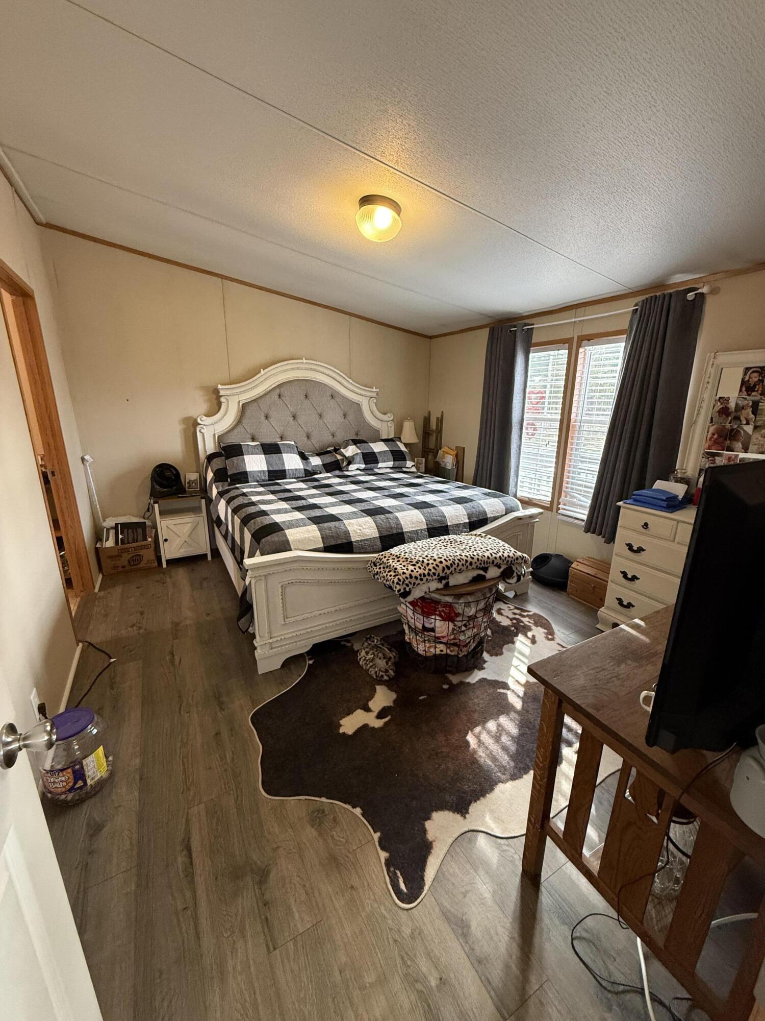 136 E Railroad Street Property Photo 10