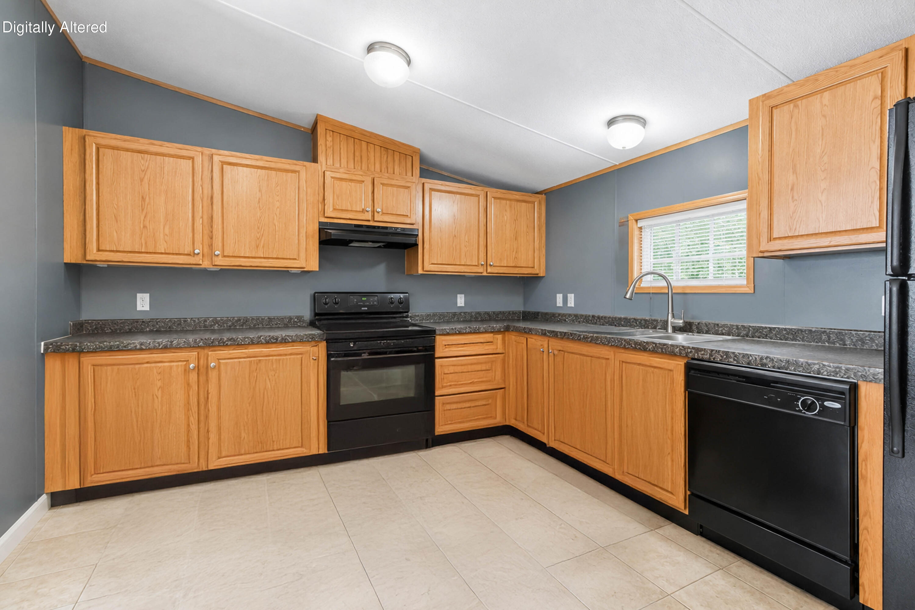 136 E Railroad Street Property Photo 10