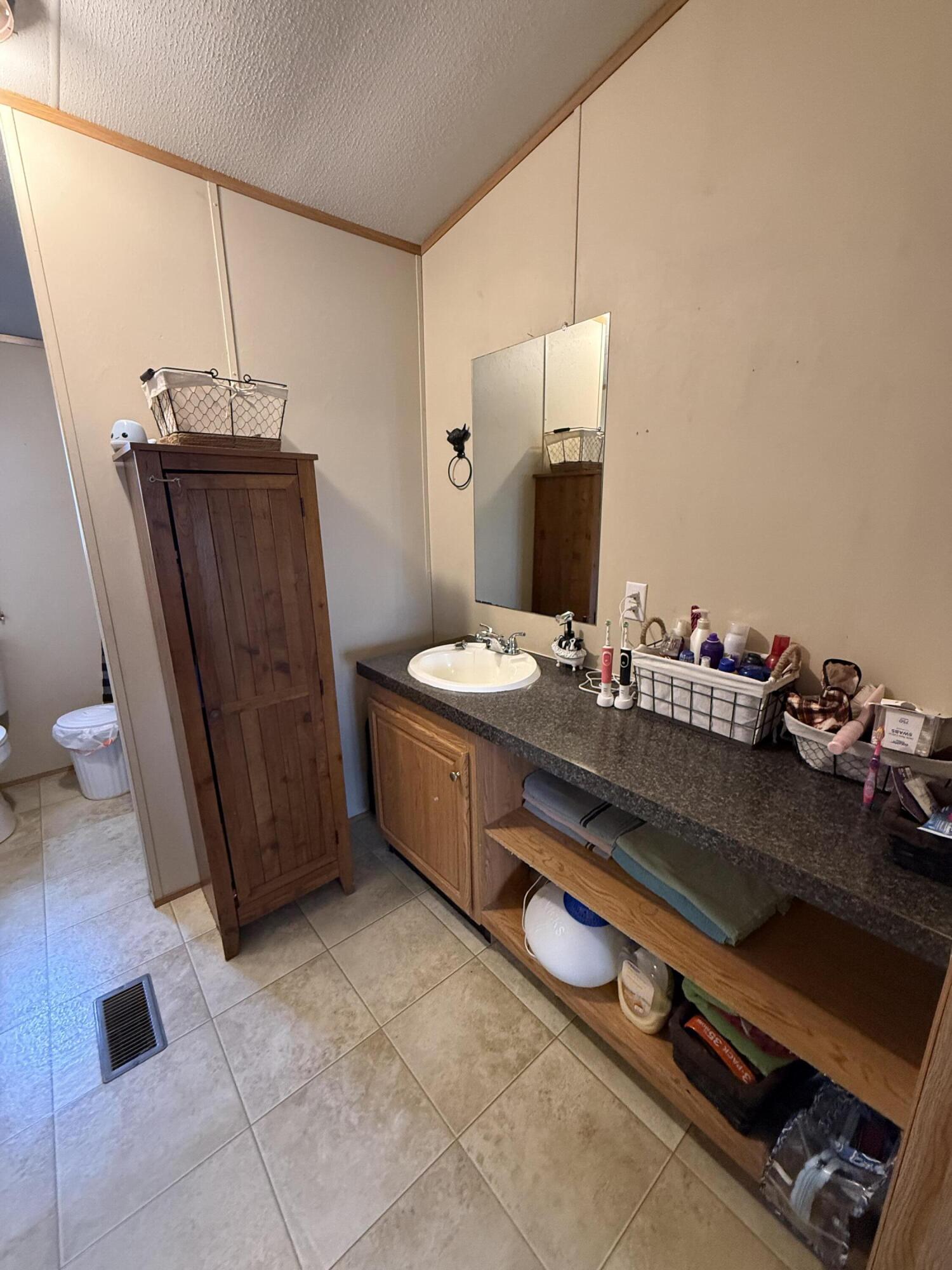 136 E Railroad Street Property Photo 12