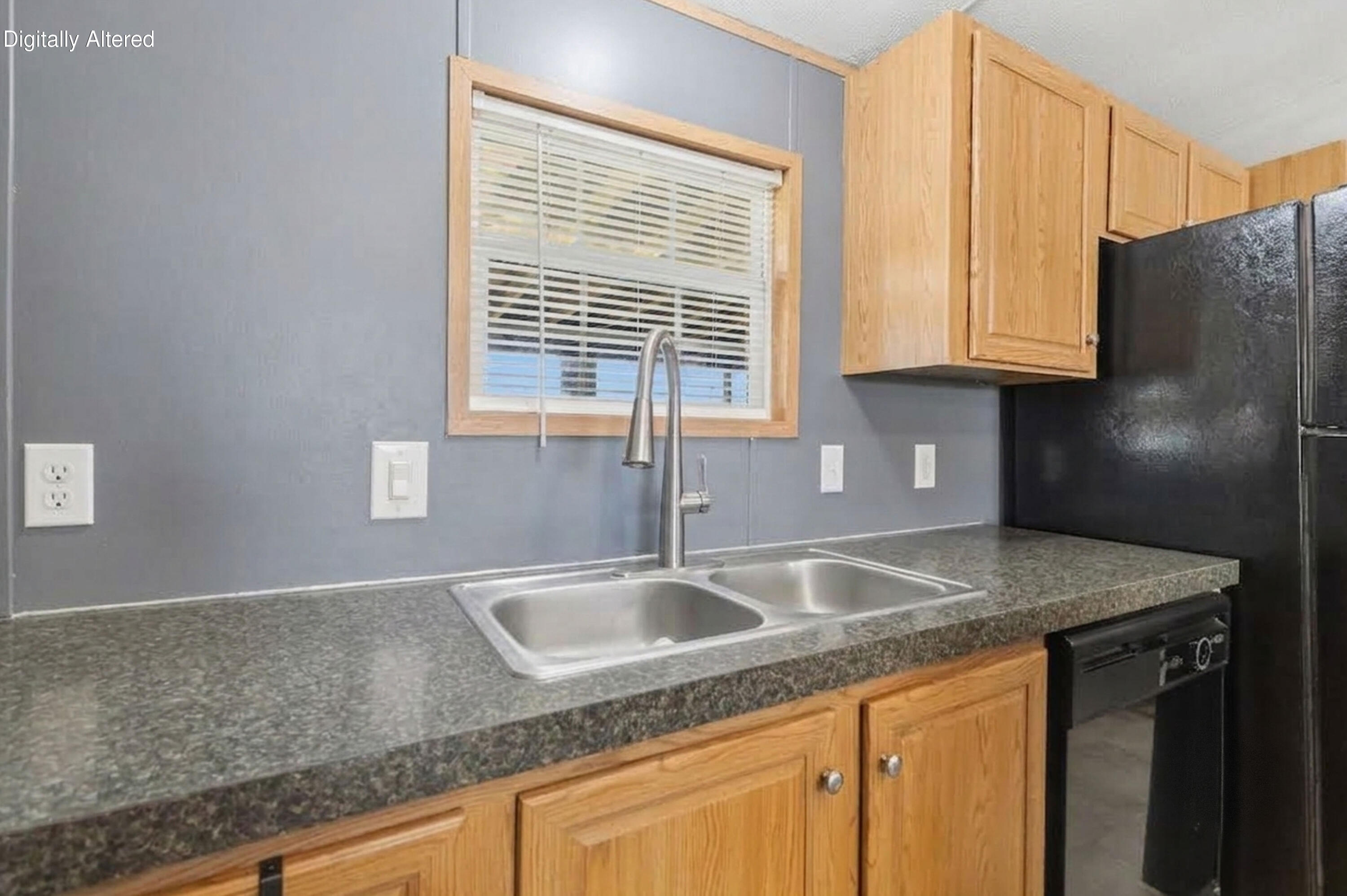 136 E Railroad Street Property Photo 13