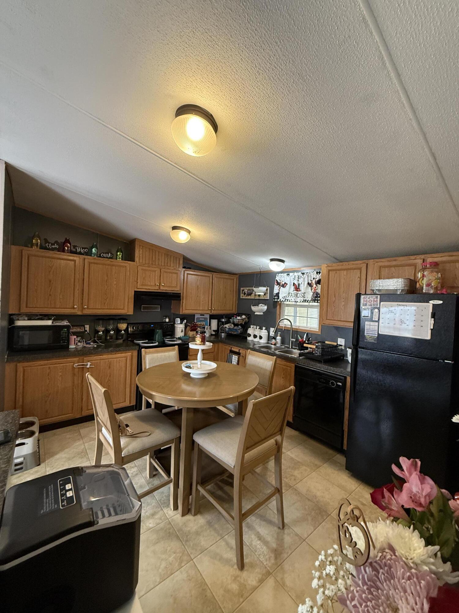 136 E Railroad Street Property Photo 15