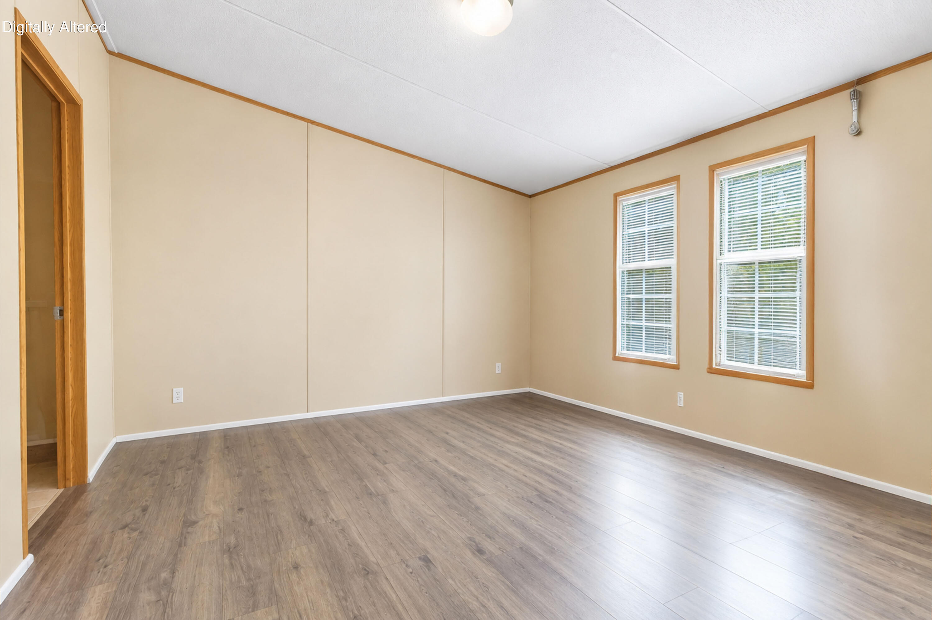 136 E Railroad Street Property Photo 15