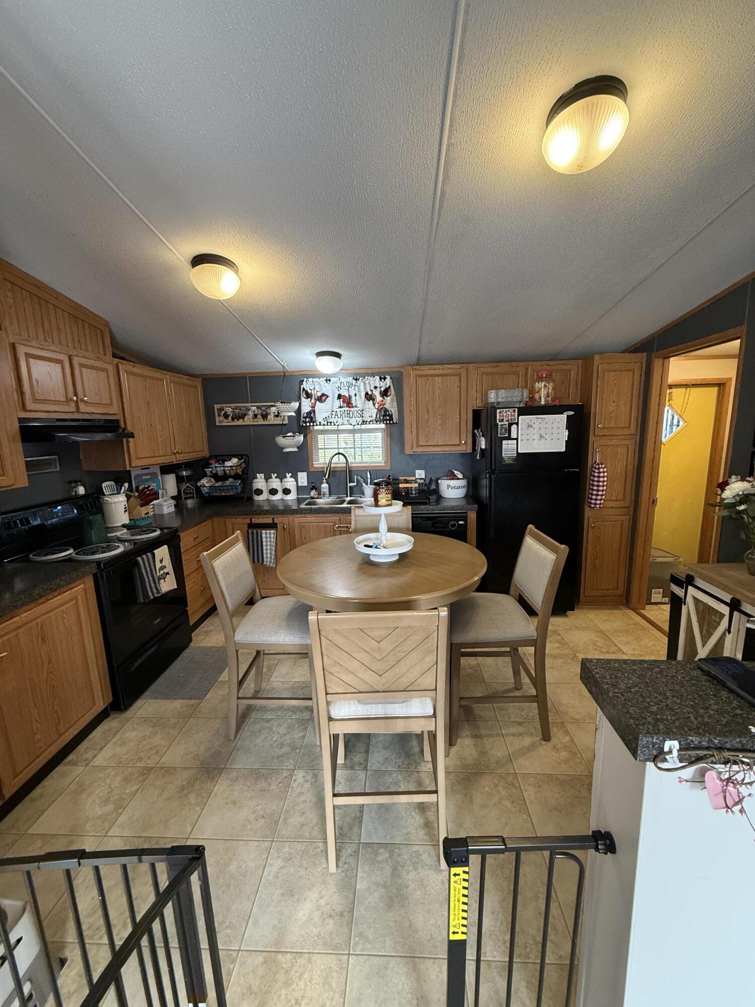 136 E Railroad Street Property Photo 16