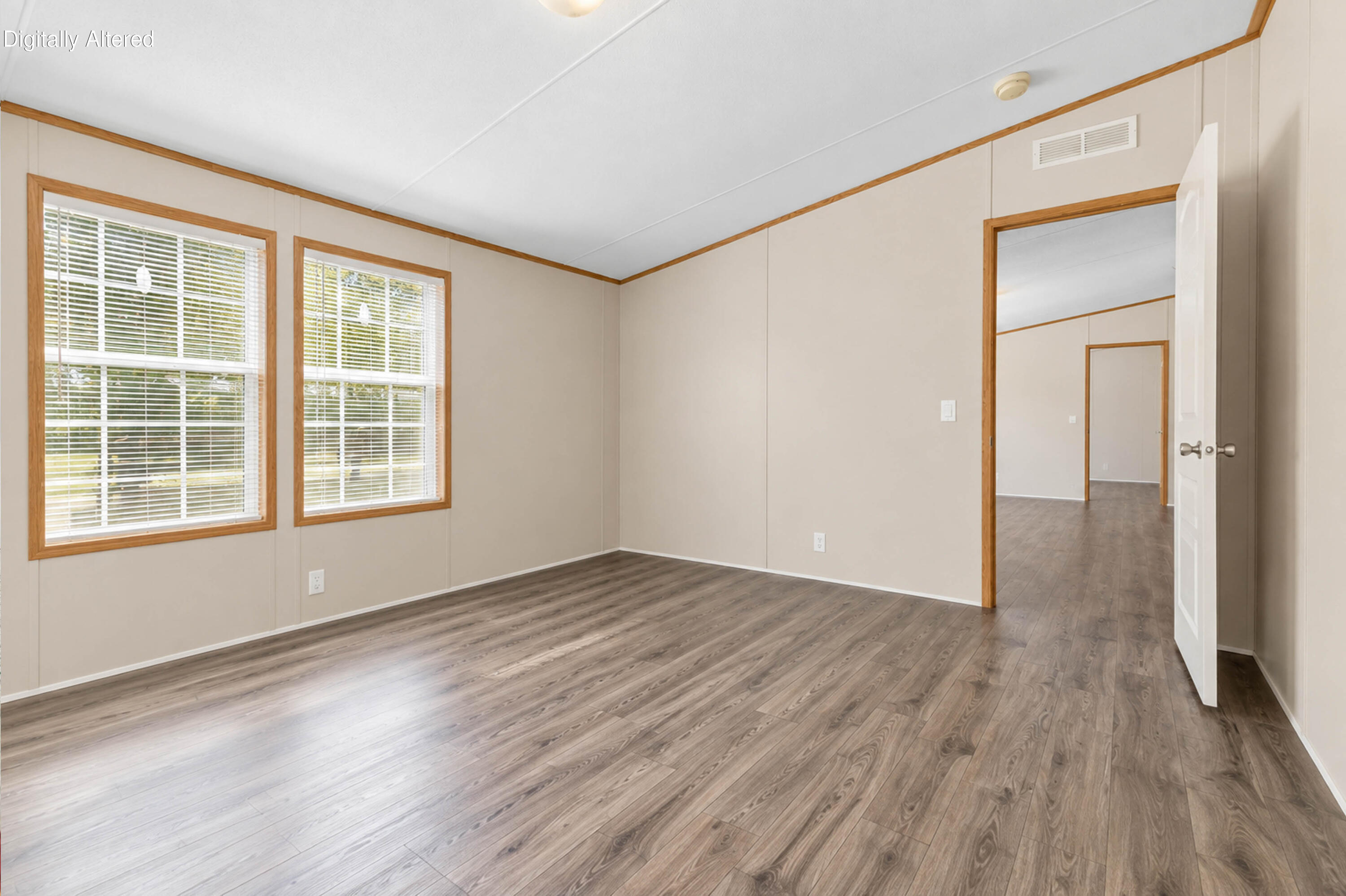 136 E Railroad Street Property Photo 18