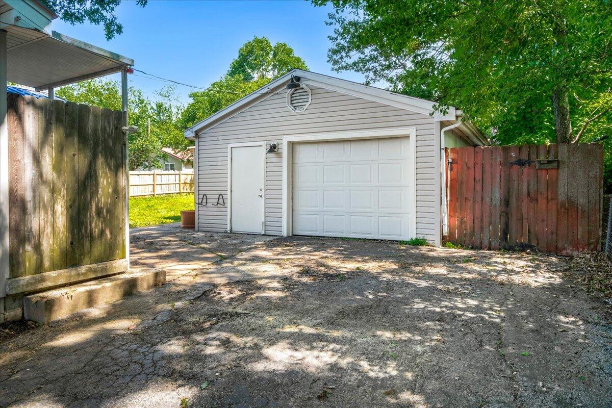 220 Locust Heights Property Photo 5