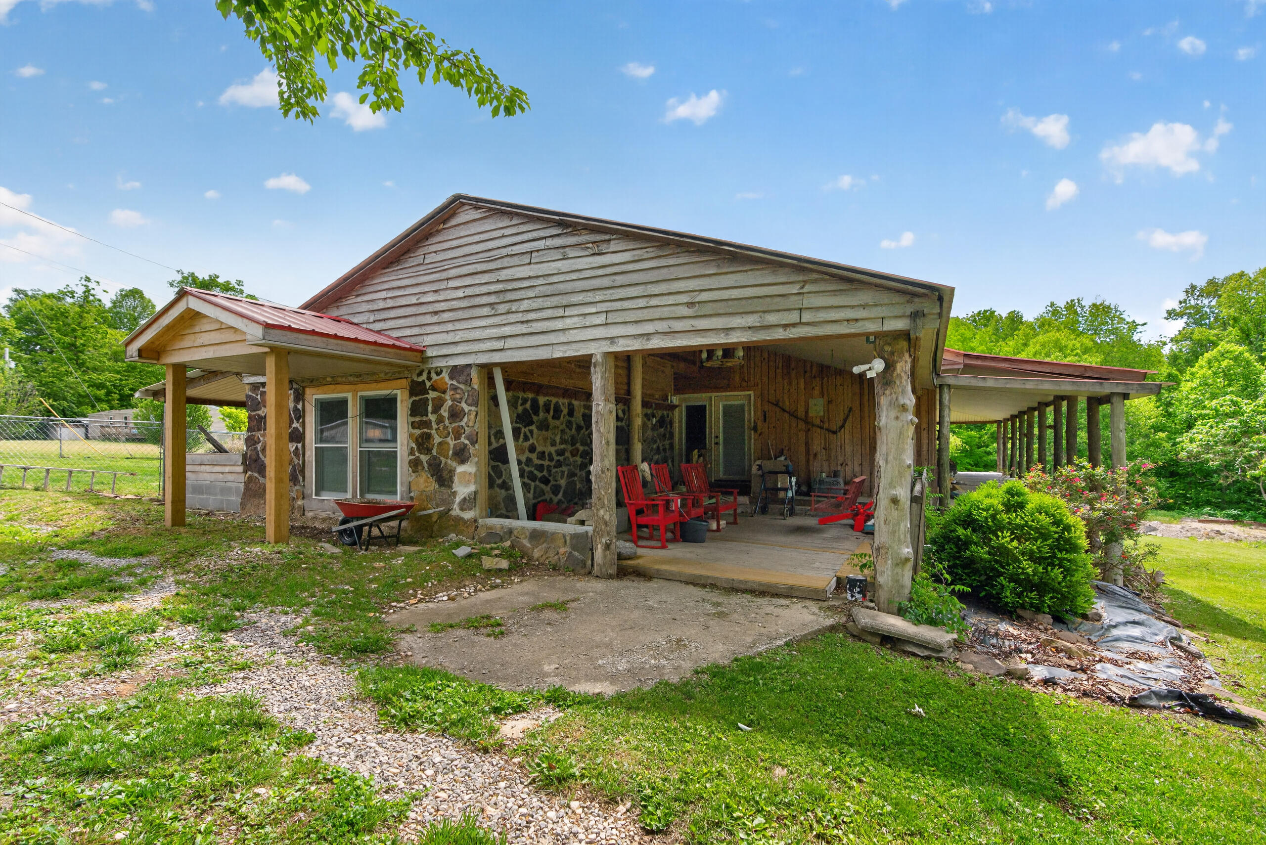978 State Hwy 1064 Property Photo 32
