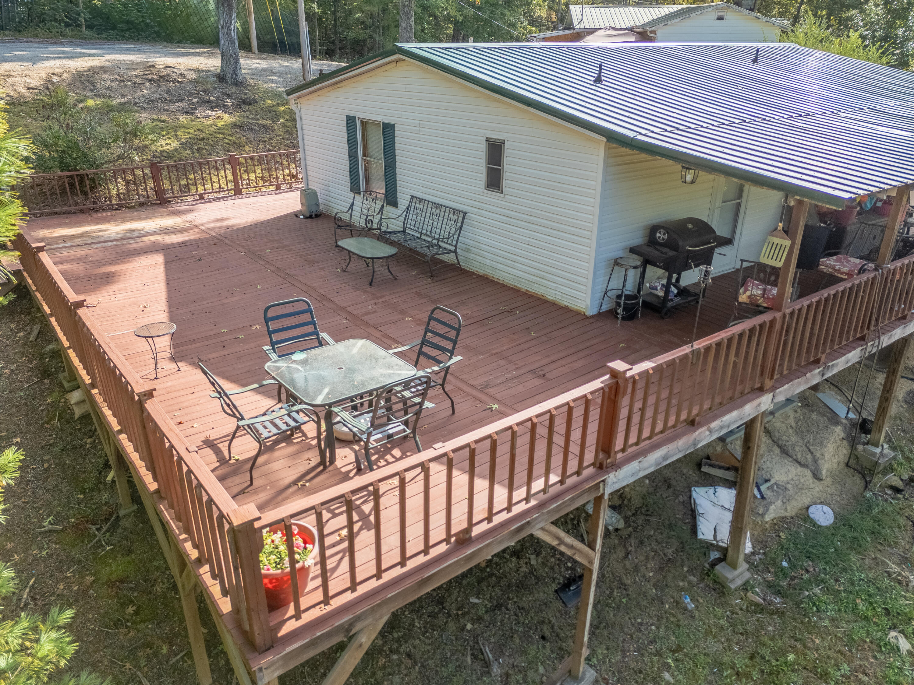 139 Robin Lane Property Photo 3