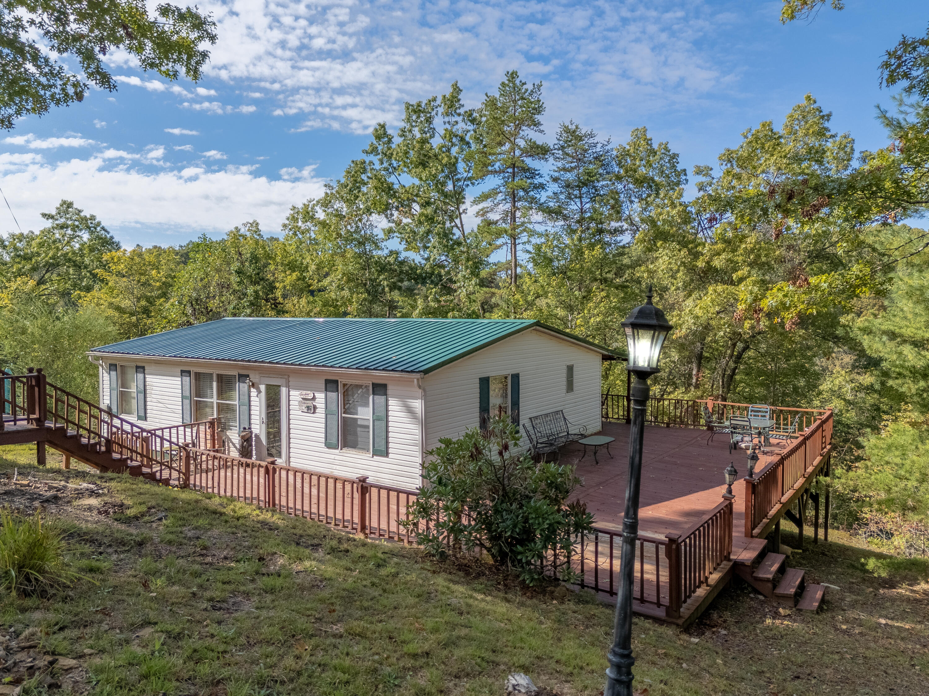 139 Robin Lane Property Photo 5