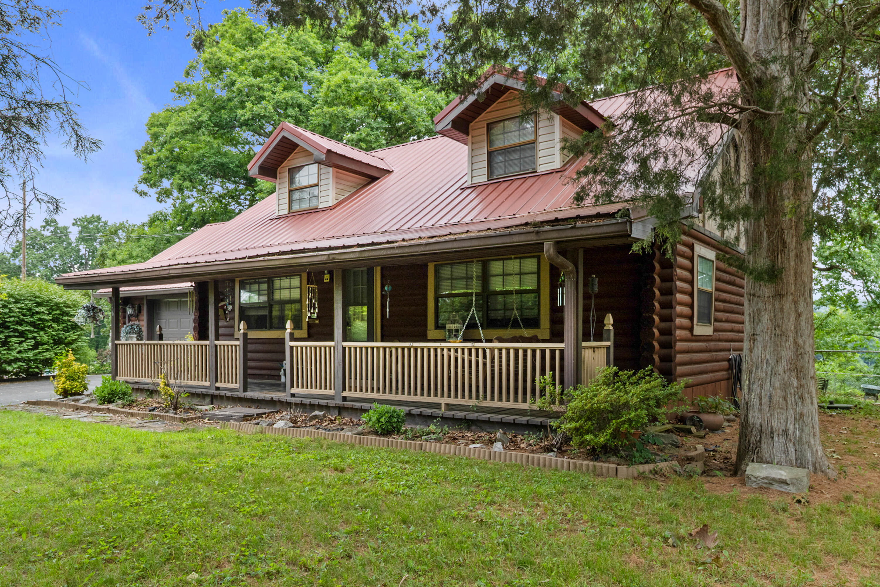 946 E Lakeshore Drive Property Photo 1